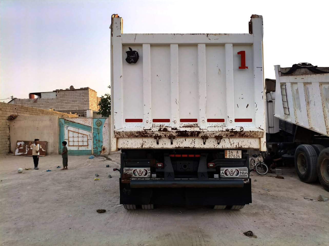 للبيع سكانيا قلاب موديل 2009 مسجله 17 ماتتنزل هزه جديده محرك 500 كير 1000 او كير عادي طخم تاير بدي مع التعلاوات 26 متر سياره خير من الله للستفسار الانصار عله الرقم /***********/ عنوان السياره البصره الزبير مكلف بالنشر لحد يراسني اتصل علرقم يمه السعر
