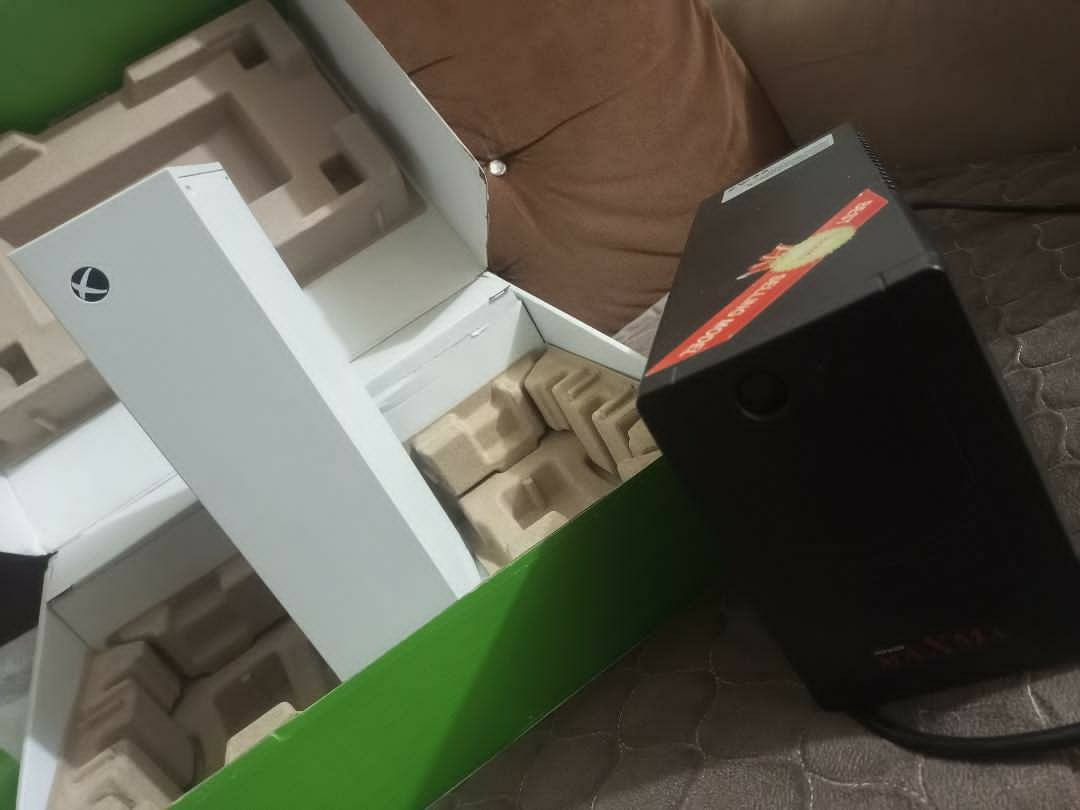 سيريس اس نضيف اخو الجديد ما مفتوح
يجي وياه بطارية للجويستك و UPS 850 
ملحقات الجهاز كاملة 
السعر 340 وبيه مجال بسيط
للتواصل ***********
مكاني بغداد المعامل ما عندي توصيل

ملاحظة ال ups بطارياته هابطه لازم تبدلهم ما يكلفن
