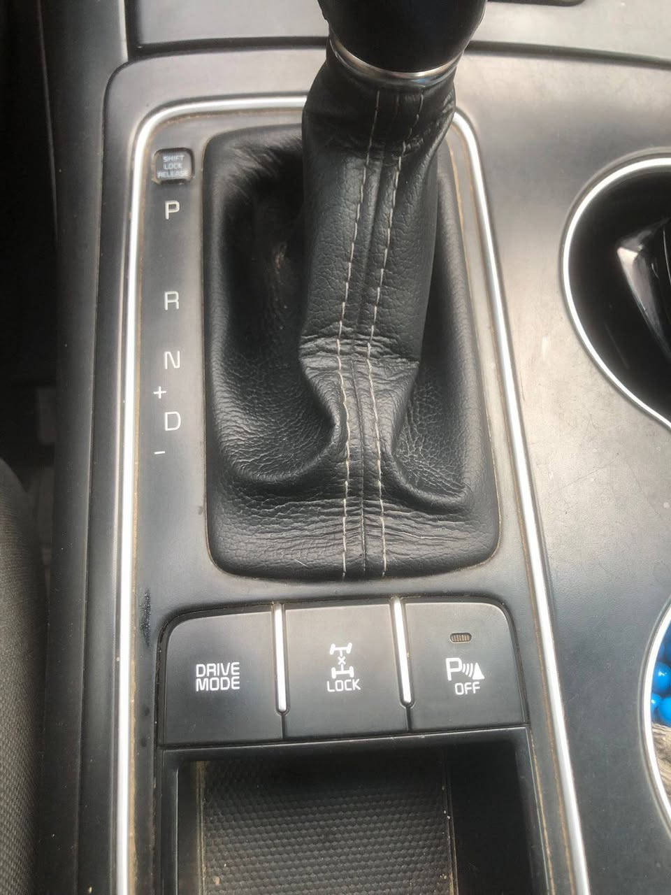 سلام عليكم سورنتو 2016 حادث جاملغ جها السايق مدون دواخل مكينه GDiقتصادي
تخم تاير 
قطعتين تبريد 
حساس خلفي 
كامره دواره 360درجه
مانع نزالق 
فور ويل 
كشن كهربائي 
كشن تدفاء 
سياره نص فوالف عارضها 147$وبيها مجال حك الجيه***********
