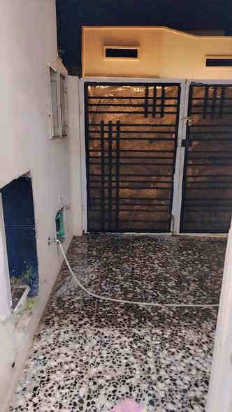 السلام عليكم  بيت للبيع بداية هورجب خمس دقائق على الدوره شارع 60 البيت صاير مجمع ارض النخيل الثاني وره المحطه الأرزاق المنطقه كاملة  من كل شي سند 25 اصولي قرار قاضي  مي انترنيت شوارع مبلطه عرض الشارع 12متر سحب ذهبي  96 متر جبهه 6وربع
نزال 16 طابق ونص بناء طابوك يحتوي على غرفتين نوم الطابق الارضي استقبال ومطبخ مفتوح على الصاله كما موظح بل الصور وغرفة نوم والخدمات أما الطابق الثاني غرفة نوم سويت البيت بي سطحين شتايكر كامل الفوك والجوه  السعر 90 وبي مجال  علما اني صاحب البيت ملاحظه 🌹 الجوارين ذهب  سبب البيع ظرف خاص   اتصل على الرقم ***********واتساب
