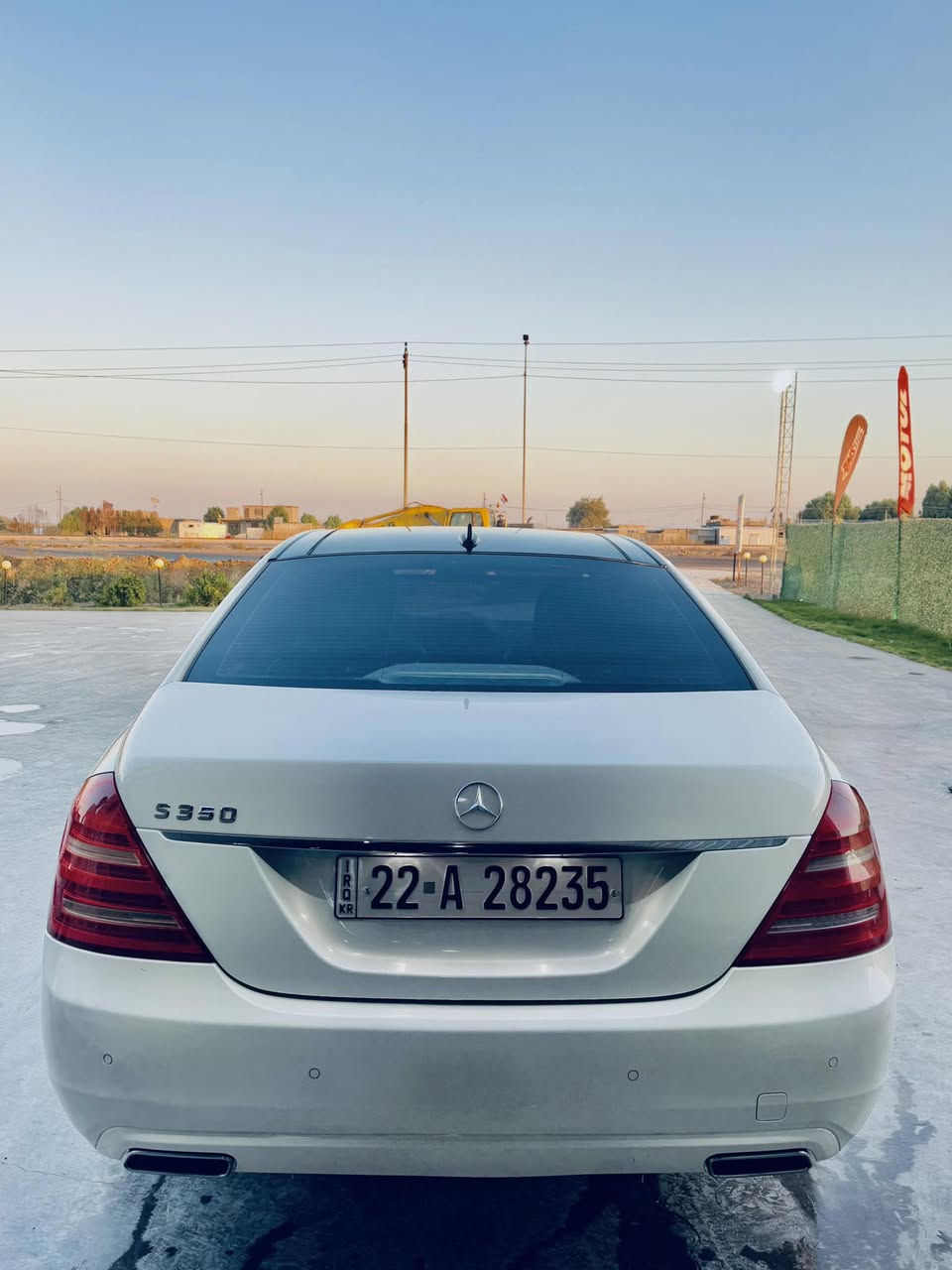 السلام عليكم ورحمة الله وبركاته للبيع 

المواصفات (مرسيدس S3502012): 
المحرك: \(V6\) بسعة 3.5 لتر.القوة: 302 حصان.التسارع: من 0 إلى 100 كم/ساعة خلال 6.9 ثانية.ناقل الحركة: أوتوماتيكي (غالباً 7 سرعات).السرعة القصوى: 250 كم/ساعة.استهلاك الوقود: 10.1 لتر/100 كم. المواصفات الخارجية: مصابيح LED أمامية وخلفية.فتحة سقف بانوراما. ).حساسات أمامية وخلفية. المواصفات الداخلية والراحة: مقاعد كهربائية مع خاصية الذاكرة والتبريد والتدفئة.ستائر خلفية وجانبية كهربائية.نظام صوتي عالي الجودة (Harman Kardon).شاشة عرض معلومات ونظام ملاحة.تخشيب داخلي فاخر. أنظمة الأمان: رادار أمامي (نظام تفادي التصادم).نظام مراقبة النقاط العمياء.نظام تثبيت السرعة الذكي. السعر اتصل وبيك خير وتدلل***********
