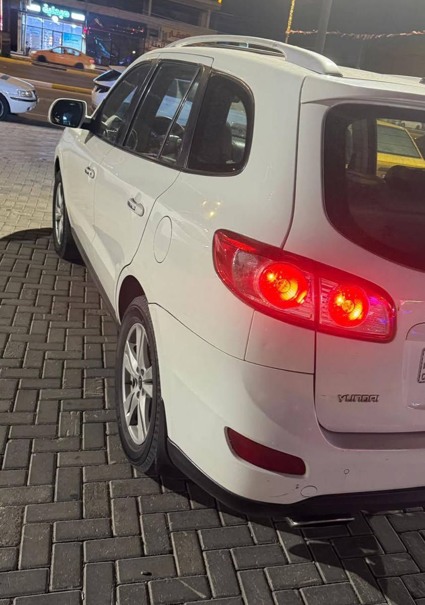 سنتافي ٢٠١١ 
خليجيه بيها قطعه وحده صبغ 
٦ سنلدر 
٧ راكب 
٣ قطع تبريد 
بصمه 
فتحه 
فول مواصفات 
سياره جديده ما بيها اي نقص 
كير ومكينه مكفولات 
رقم بغداد تحويل ثاني يوم 
السعر ١٣٠ وبيها مجال 
***********
