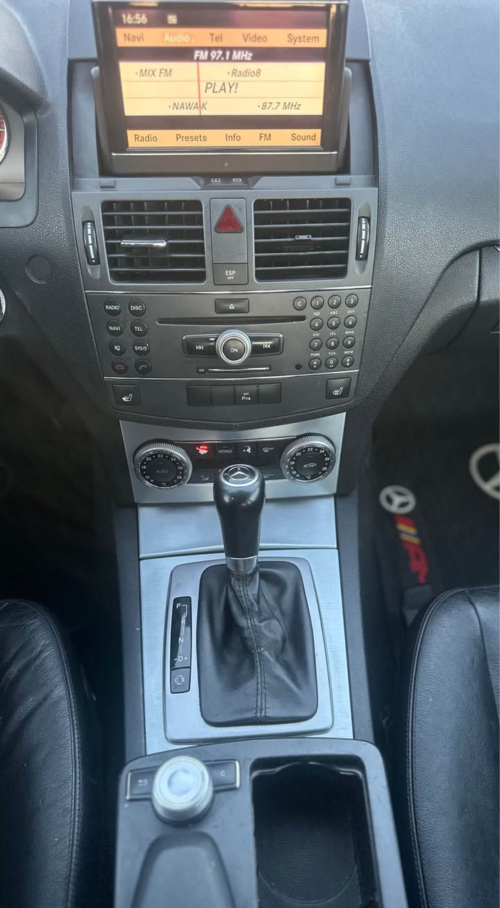 Mercedes benz C300  V6
موديل ٢٠١٠ 
محرك ٦ سلندر ممفتوح بشرط
مكان سيارة سليمانية 
**********************
سعر مطلوب ١١٩ ورقة مجال

للبيع فقط   
**************
سيارة بی جاملغ خلفي  صبغ
بدون ضربة 
و شبر جوه  بالباب سكن امامي 

مواصفات سيارة
****************
كشنات جلد
كشنات كهرياء 
مرايا شفط
شاشة متحرك
ستيرن تحكم 
و بعد مواصفات معروفة
***************
رقم فحص و هزة جديدة
گیر و محرك و تبريد و حدادية بشرط
 مسيرفسة كاملة و تخم تاير جديد

مكان سيارة سليمانية 

*********** السليمانية, العراق
