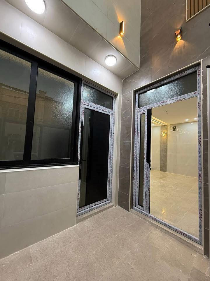 بيت في حي السلام 100مربعه و ركن 

موقع مميز جداً و تفاصيل البناء روعه

تحتوي على 4غرف نوم  

الطابق الاول يحتوي على : صاله مفتوحه على الاستقبال و مطبخ و غرفه نوم و اثنان مجمعات صحيه في الداخل والخارج

الطابق الثاني يحتوي على 3غرف نوم و صاله و مجمع صحي 

للاستفسار اكثر التواصل على الارقام الموجوده يتوفر وتساب ***********
