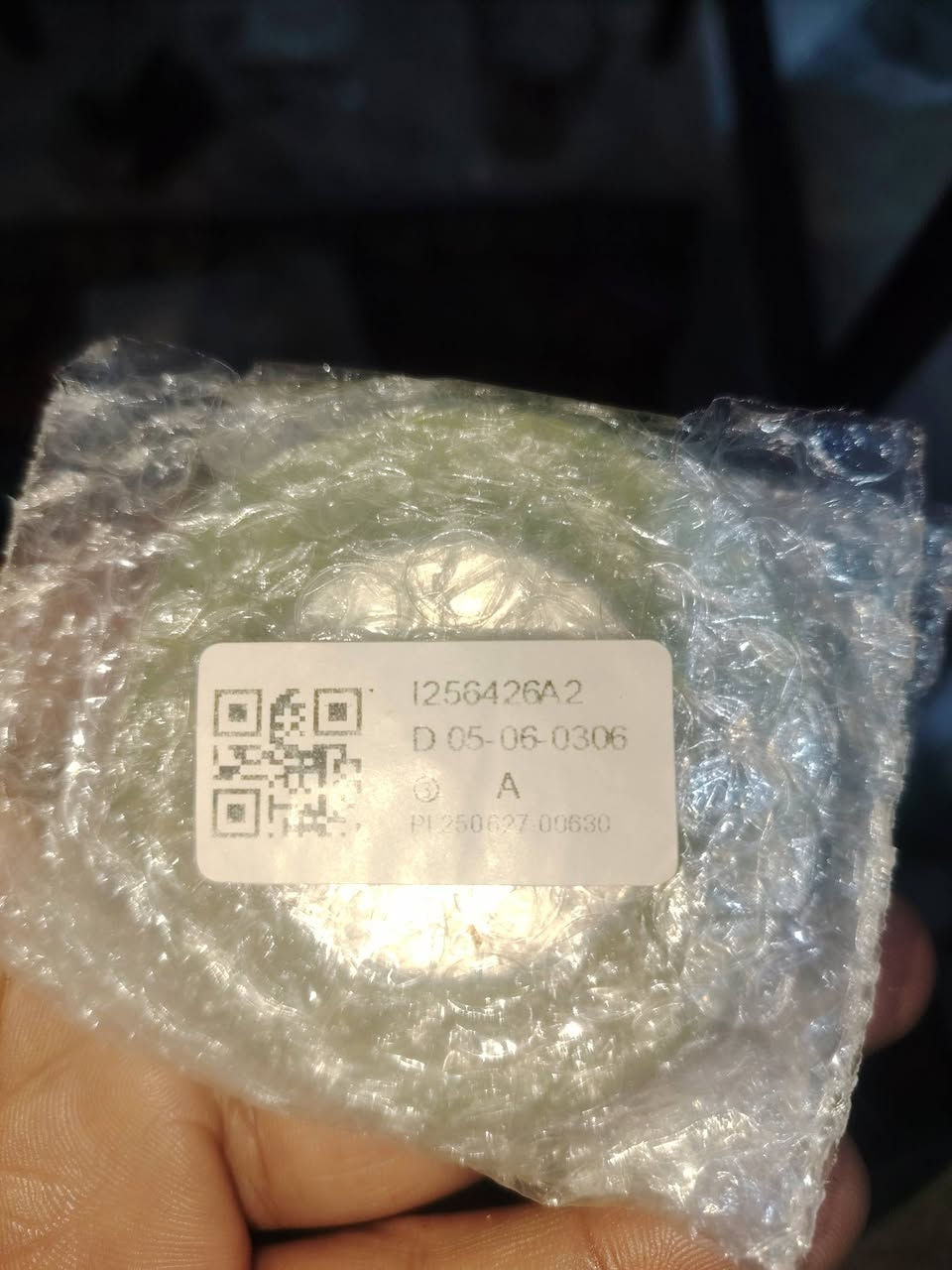 القياسات كاملة:
🔥 لقطة هندسية - عجلات MISUMI اليابانية الأصلية 🔥
​يا أهل الورش والمصانع، هاي البضاعة للي يدور "دقة" وعمر طويل. عجلات أصلية من شركة MISUMI اليابانية، مو مال سوق عدي، هاي قطع هندسية احترافية.
​ليش هاي العجلة صيدة؟
​ماركة عالمية: إنتاج شركة MISUMI اليابانية.
​كود الترتيب الهندسي: الكود الفني مالتها D 05-06-0306.
​رقم القطعة (Part Number): الموثق عالمياً هو I256426A2.
​تثبيت فول: تتميز بوجود 2 براغي تثبيت جانبية (Double Set Screws) حتى تقعد على "الشفت" بكل قوة وما تفلت أو تفر.
​المادة: قلب ألمنيوم صلب مغطى بطبقة بولي يوريثان (اللون الأخضر) درجة أولى، تتحمل أوزان وحركة ناعمة.
​📌 التفاصيل:
​الكمية المتوفرة: 10 قطع فقط.
​الحالة: جديدة بباكيتها (Wrapping).
​السعر: للاستفسار راسلونا خاص 
​📞 للتواصل والحجز:
أبو الفضل: ***********
الموقع: البصرة​من خلال قراءة الكود D 05-06-0306 المكتوب بالصورة، هاي هي القياسات الرسمية لشركة Misumi:
​القطر الخارجي للعجلة: هو 50 ملم (أول رقمين بالكود 05 تعني 50 ملم بالقياس الهندسي مالتهم).
​عرض طبقة اليوريثان: هو 6 ملم (الرقم الثاني 06).
​قطر الثقب (الشفت): هو 6 ملم (الرقم الأخير 06).
