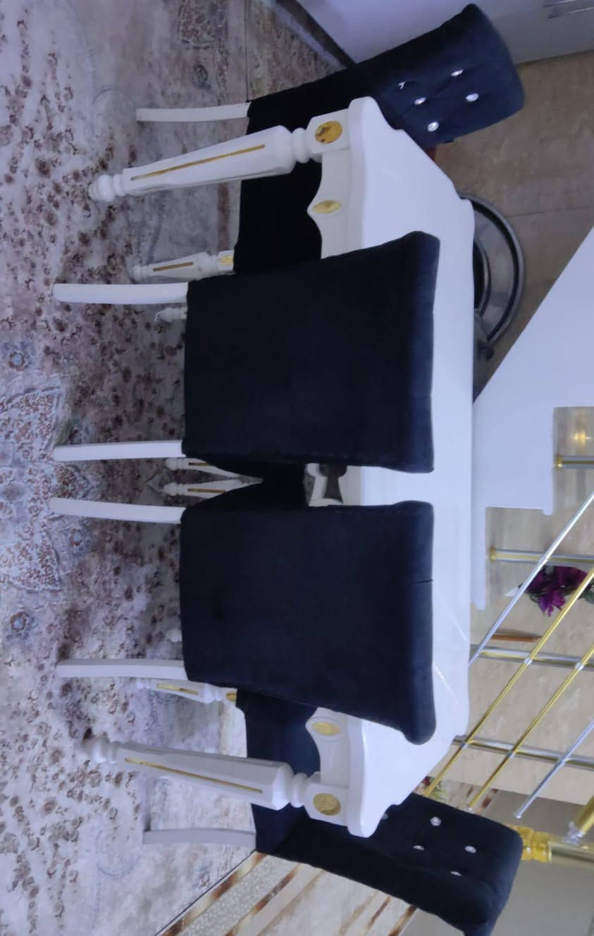 السلام عليكم متاح ميز طعام خشب زان الاصلي مع ٦ مقاعد نضيف جدا جدا الشراي يتصل *********** عنوان بغداد حي التراث
