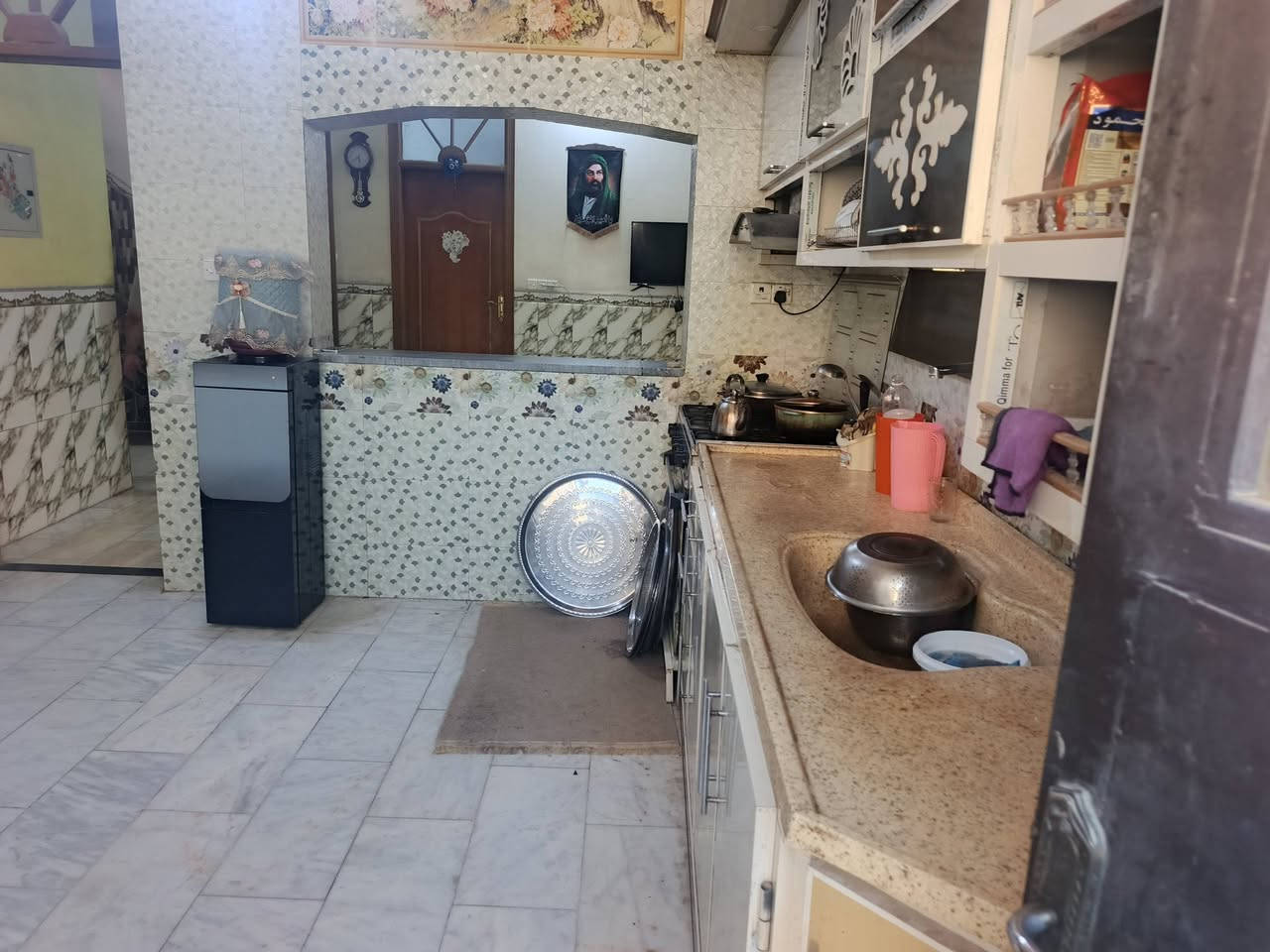 بيت للبيع المساحه 300متر طابو زراعي سند 25 تحويل كافة الاسهم غرفتين نوم وصاله ومطبخ وستقبال وصحيات داخليه وخارجيه حديقه وكراج خدمات كامله تبليط ماء مجاري عرض الشارع 12متر بناء طابوق السقف صب مسلح عنوانه طويريج حي الرياض قرب مدرسة الفظل الاهليه السعر 225مليون مع المجال للتواصل ***********

