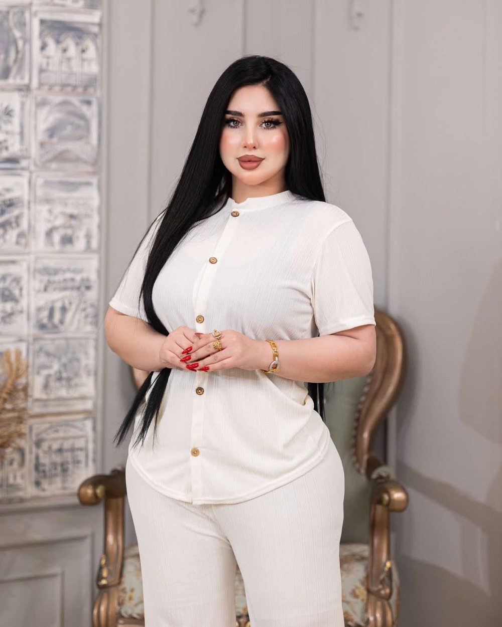 تراك نسائي ازرار 
تيشرت و كيلوت 
خامه كريشه الاصلي سوفت 
سعره 8 تالف كركوك قضاء الدبس توفر خدمه توصيل 
للحجز ***********
شنو المقاسات المتوفرة بالتراك؟ وهل هو ستاندرد لو أكو أفر سايز/مقاسات محددة؟: 
افر سايز 
شنو اسم الموديل أو التسمية التجارية لهذا التراك حتى يكون أوضح للزبائن؟: 
تراك نسائي جميع الوان 
بأي منطقة/محافظة متوفر التسليم بالضبط غير كركوك-قضاء الدبس؟ وهل التوصيل يشمل باقي المحافظات؟: 
توصيل يشمل جميع المحافظات 
الحجز شلون يصير؟ مباشر على الرقم هذا لو عبر واتساب، وكم المدة حتى يتثبت الحجز؟: 
حجز عبر الوتساب 
التراك جاهز للتسليم هسه لو حسب الطلب؟ وأكو ألوان ثانية غير الظاهرة بالصور؟: 
الوان متوفر جاهز التراك 
