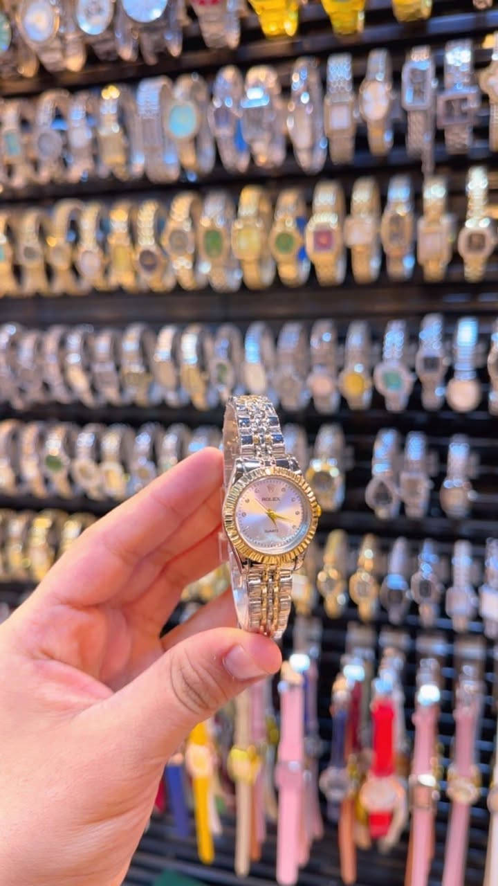 ساعات نسايه ورجاليه سعر القطعه 5000توصيل مجاني واتساب ***********
