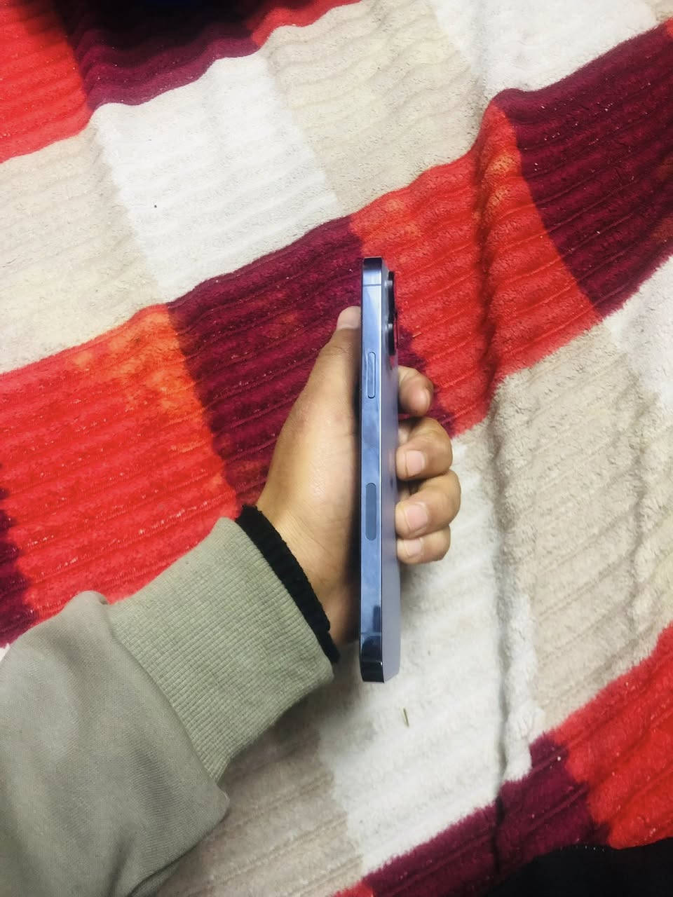 السلام عليكم ١٣ برو ماكس ذاكره ٢٥٦ مبدل فقط كامره اصليه بطاريه ٨٣ مستعجل ع بيعته السعر ٥٢٥ وبي مجال التواصل ***********
