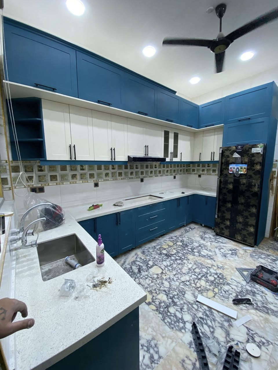كادر نصب وتنفيذ كافة الديكورات والمطابخ وغرف النوم والدرسنك روم داخل وخارج بغداد
للتواصل 
*********** مهندس علي
