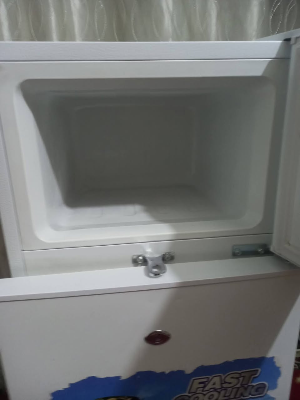 السلام عليكم
للبيع ثلاجة استعمال اقل من شهر السعر ٩٠ ألف وبيها مجال الزعفرانيه شارع الكهرباء ***********
