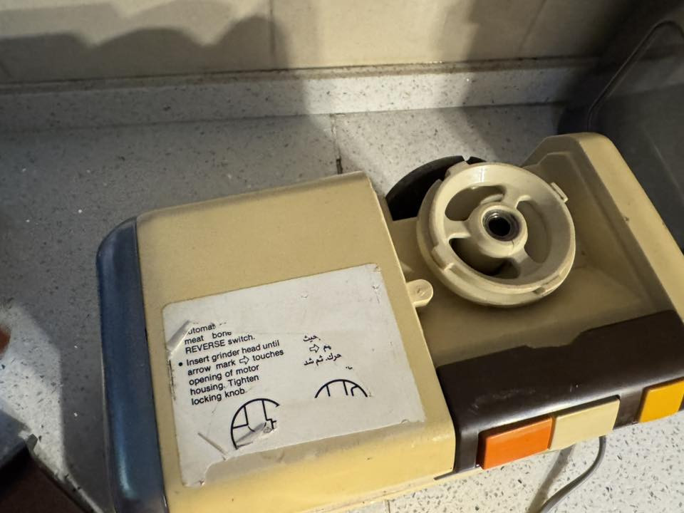 السلام عليكم 
مثرامة لحم ناشينال جي فايف
تثرم ١٥٠ كيلو بالساعه ياباني اصلي شغالة كل نقص ما بيها
 مكاني بغداد توصيل ما عندي 
للاستفسار ***********
