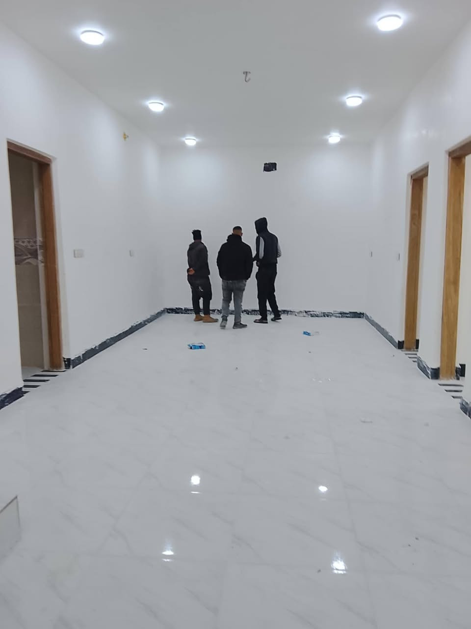 السلام عليكم بيت للبيع حي الامين يبعد عني الشارع 300 متر مساحه 315 بناء جديد كافه ! ***********
