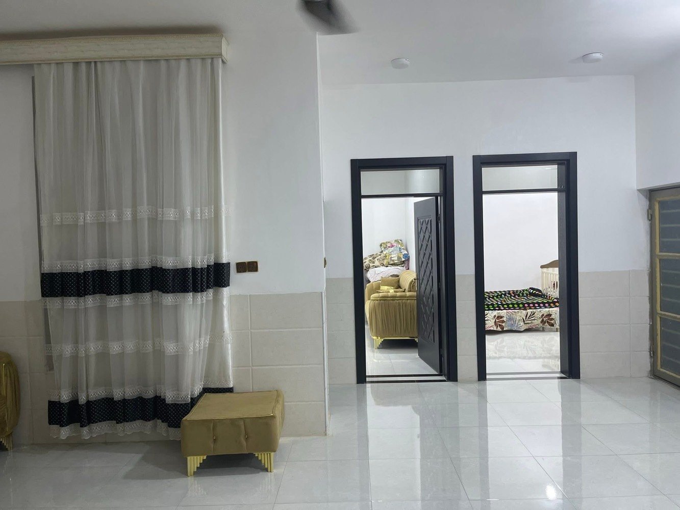 دار للبيع المساحة 200م
في 6 كيلو قرب ماركت زنبيل 
طابو صرف بأسمي 
الوجه 10 والنزال 20 
يتكون من كراج واستقبال وكيلدور 
وصالة كبيرة ومطبخ وغرف 2 ومناور 2 وصحيات داخلية وخارجية 
البيت جديد بناء سنة 2023 
للاستفسار الاتصال على الرقم *********** متوفر واتساب 
السعر 110 
البيع نقد فقط