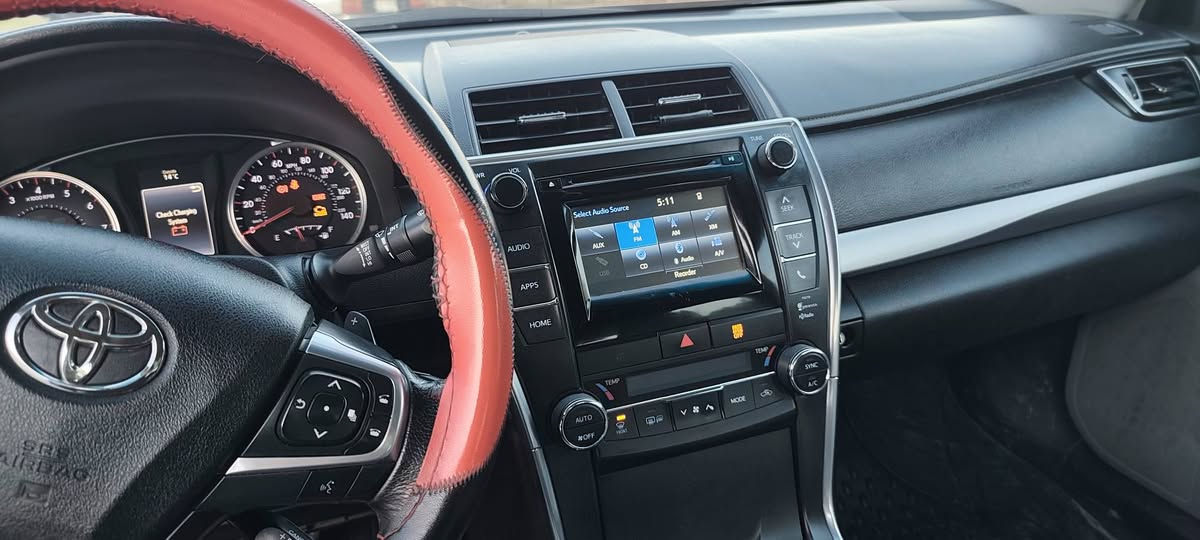 کامری 2015 XSE ڕەنگی سلڤەر
سەیارەکە جوان و بێکێشەیە مواسەفاتی XSE واتا فوول لە م مۆدێلەدا ....
کوشن جڵد وکارەبا وگەرم ناو رەساسی و شامۆ تەبرید مەرکەزی  دوو زۆن شاشە
پێشەوە حاسەو دواوە کامێرا ،سەقف سلاید، لایت حدەس و لید.
سەیارەکە دوو پارچەی بۆیاغە بۆنیت و چەمەری لای سەکن بە جوانی ماوەتەوە سۆنەرم داناوە. 
109مایل ڕۆشتووە گێڕ و مەکینە بە شەرت
 بە ناوی خۆمەوەیە ڕەقەم سلێمانی
ژمارەی مئبایل
*********** رانية, السليمانية
