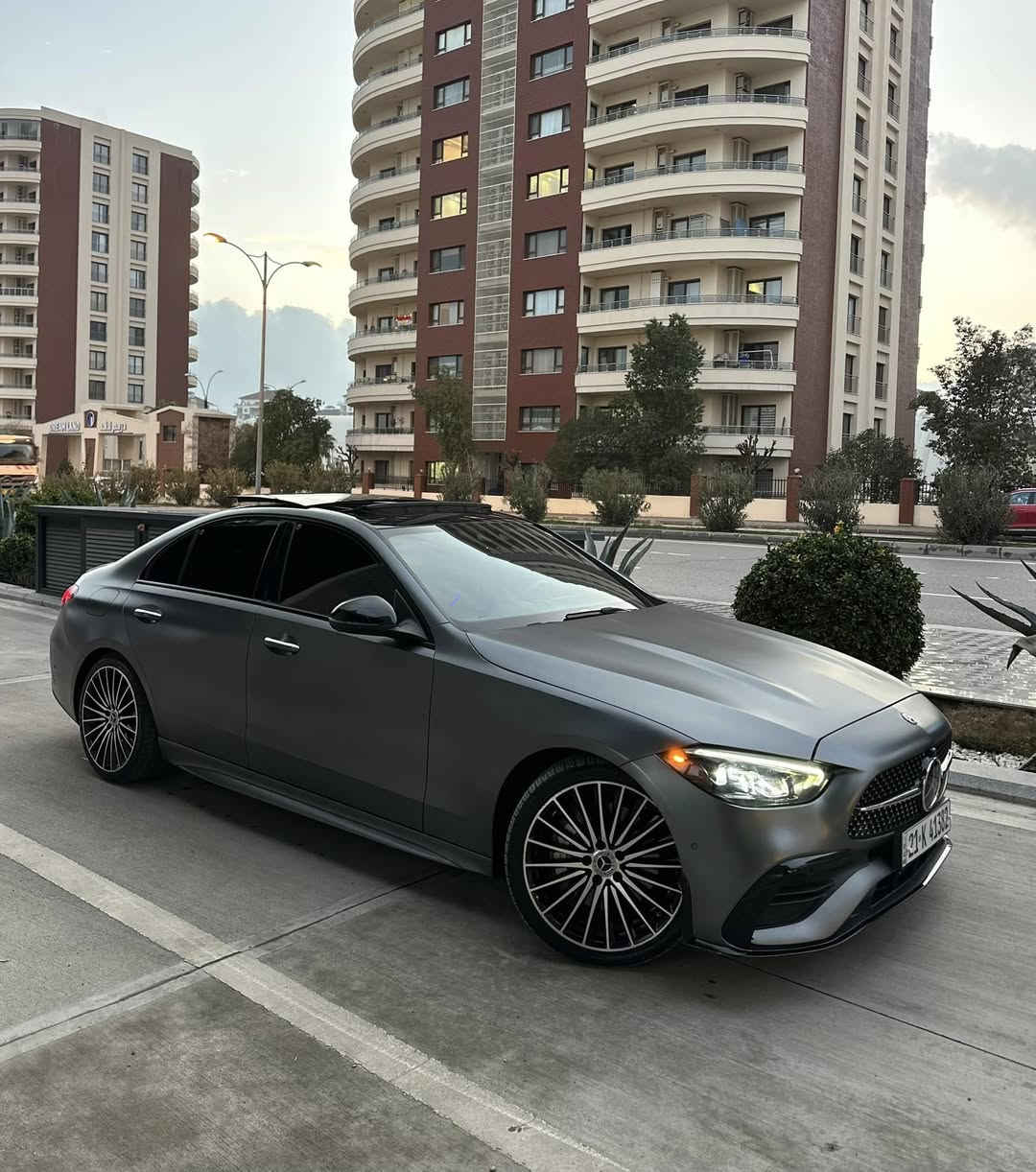 سلام عليكم مارسيدس C 300 2022. AMG ندكر نكول تقريبا اكو ٣ سيارات بلعراق بهيج لون  بلادي طافي لون مميز وبيها كتاب تضليل صادر من مديرية المرور سليمانيه فول مواصفات اعلى فئه حادث خفيف نص بونيد وبيها مكان تعديل صغيرPDR بدون مسجات يعني بدون خلل بلشاشه مسويلها سيرفس عام من دهن فلاتر من كولشي ماشيه ٥٠ الف 
بصمه بانوراما ٥ كامرات داخل احمر بلادي كشنات كهرباء كشنان خزن GPS دواخل كاربون بلادي داخل لدات 64 لون كامل رادارات 360 درجه حساسات لايتات زينون ليزري. كشنات تدفئه نظام خرائط شغال دوسات ومري علامة مارسدس ترحيب تحديد مسار قوي كشنات مساج صندوق كهربائي وبعد بيها هواي مواصفات سياره دنيار مصرف مابيها السعر 338. وبي مجال قليل مكان السياره السليمانيه ارقام سنويه جديده ب أسمي ***********   منزلكم صور حادث

