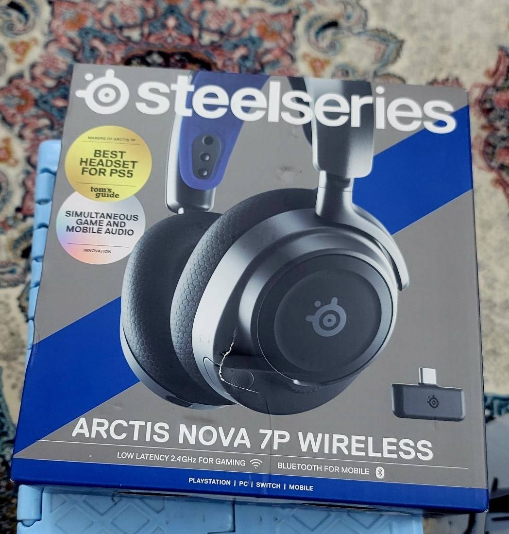 سماعة الألعاب الاحترافية SteelSeries Arctis Nova 7P Wireless
سماعة غنية عن التعريف، مثالية للاعبين 
أبرز المميزات 
توافق شامل: تعمل مع بلايستيشن (PS5) و (PC)، نينتندو سويتش، والموبايل.
اتصال مزدوج: تدعم تقنية 2.4GHz اللاسلكية (بدون تأخير) للألعاب + بلوتوث للموبايل (يمكنك سماع صوت اللعبة والموبايل معاً في نفس الوقت).
صوت احترافي: حاصلة على تقييمات ممتازة كواحدة من أفضل السماعات المخصصة للـ PS5.
حرية لاسلكية: تجربة لعب مريحة بدون أسلاك مع استجابة سريعة جداً.
الحالة: جديدة في علبتها الأصلية 
السعر 250 الف 
المكان بغداد


**إذا كنت صاحب هذا الإعلان وتريد حذفه لأي سبب، رجاءا أرسل رسالة إلى الدعم الفني**