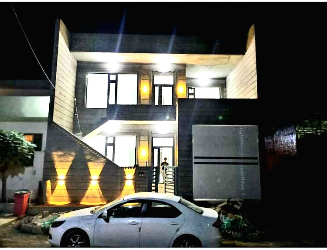 #خانووی تازە بۆ فرۆشتن لە گەڕەکی ژاڵــــــــە 
بەرامبەر باخچەکەی ژاڵـــــــــــە .
#تکایە سەرەتا هەموو زانیاریەکان بەجوانی بخوێنەوە 
#ڕووبەری خانووەکە / ١٥٠ مەترە ، (١٠ بە ١٥ )
#تەنها ( ٢٠٠ )مەتر لە جادەی ڕەئیسیەوە دوورە .
#پێکهاتووە لەدوو نهۆم و نیو و بۆ دوو ماڵی جیا ئەبێ و هەرنهۆمەی بەکامل مواسەفات تەواوم کردووە .
#مواسەفاتی هەرەگرنگ و سەرەکی ئەوەیە کە خانوەکە خاوەنی بیری سەربەخۆی خۆیەتی بە قوڵی ٤٥ مەترەو بەبێ لێبڕان ئاوی تێدایە  .
#هەموو خزمەتگوزاریەکی هەیە لە #ئاو و #ئاوەڕۆو #کارەبا.
##بەردەم خانووەکە کۆڵانی ١٥ مەتریەو بەرامبەری باخچەیەو ماڵ نیە
#خانووەکە زۆر تازەیە و بچوکترین تەقیوی و درزی نیە .
#واجیهەی خانوەکە لەبغی نەخشی بۆ کراوە لەسەر شێوەی ئەسترۆپۆڵی تورکی 
#چواردەوری هەموو خانوەکە ئیزوگامکراوە بۆئەوەی ڕێگری لە سەرماو گەرماو تەڕەشووع بکات.
#دەرگای ژوورەکان کامل پلاستیکی تورکیە .
#دەرگای مەدخەلی هەردوو نهۆم لەگەڵ پەنجەرەکان و لەگەڵ دەرگای حەمام و توالیت هەموویان لەجۆری ئەلەمنیۆمی عەزل و دەبڵ جامن .
#کامل هەردوو نهۆم و نیوەکە کاشیە لەجۆری پۆرسەلین.
#کامل سەقفی هەردوو نهۆمەکە مەغریبی یە .
#هەر نهۆمەو خاوەنی دکتی موبەریدەی تایبەت بەخۆیەتی و هەموو ژورەکان هەوای بۆ ڕۆشتوە بە مەتبەخیشەوە .
#سپلێتێکی دووتەن و نیوی لۆکی تێدایە لەمارکەی HITACHI یابانی .
                 ##نهۆمی یەکەم  پێکهاتوەلە /
١- هۆڵ و میوانێکی زۆر گەورە بەڕوبەری( ٨ * ٤م )
٢- مەتبەخ بە روبەری( ٥،٧٠ * ٤م ) لەگەڵ سێتێکی مەتبەخی باڵانپرێسی لۆک .
٣- مساعید مەتبەخ کەلە هەمان کاتدا ڕوناکیشە بە سێتی ئەلەمنیۆمی لۆکەوە بە ڕووبەری( ٦ * ١،٢٠ م )
٤- نوستنێک بە ڕووبەری( ٤ * ٣،٧٠م )
٥- تەوالێت و حەمام و موشتەمەلات بە ستێتی تایبەتی خۆیەوە.
تەوالێتێکیش لە ژێر قادرمەکانی دەرەوەیە بۆ کەسێک کە نەیەوێ بچێتە ژورەوە .
٧- گەراجێکی گەورە ڕووبەری( ٥،٣٠ * ٣،٣٠م) کە دەڕابەی کارەبایی هەیە و بەئاسانی جێگای هەموو جۆرە سەیارەیەکی تیائەبێتەوە .
٨- وایەری کامێرای چاودێری و ئایفۆنی بۆ دانراوەو شوێنی حازرە بەڵام هێشتا کامیراو ئایفۆنم بۆ نەبەستوە .

          ## نهۆمی دووەمیش/  بەهەمان نەخشەی نهۆمی یەکەمەو چی بۆ خوارەوە کراوە بۆ نهۆمی دووەمیش کراوەو سەربەخۆیەو لەدەرەوە و لەناوەوەش قادرمەی تایبەتی بەخۆی هەیەو جیگای خێزانێکی سەربەخۆی تیائەبێتەوە و باڵکۆنێکی گەورەی هەیە بەهەمان ڕووبەری گەراجەکەی نهۆمی خوارەوە .
#لەسەروی نهۆمی دووەمیشەوە هەورەبانێکی گەورەی هەیە بە ڕووبەری( ١٠ * ٤ م )بۆ کەل و پەلی زیادەی ماڵ .
خانوەکە بۆ خۆمم دروست کردوەو موادی دەرەجە یەکم تیابەکارهێناوە .
بەسێتی مەتبەخ و مساعیدو موشتەمەلاتەوە  ئەیفرۆشم .
خاڵ بەخاڵ بەرپرسم لەو وەسفانەی کە نوسیومن .
نرخی ٨ دەفتەرو ٢٠ وەرەقەو مەعمەلە .
ژمارە موبایل / *********** ،*********** السليمانية, العراق
