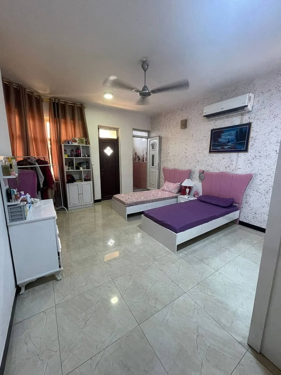 🔴 للبيع بيت مساحة ١٣٥ م
يتكون من : 
- الطابق الارضي يحتوي على غرفة نوم ومطبخ مفتوح وحولي وصالة وحمام غربي وحمام شرقي مع مناور عدد ٢ 
- الطابق الاول يحتوي على حولي و٣ غرف نوم وحمام وحمام شرقي 
- الطابق الاخير يحتوي ع غرفة مخزن(بيتونه) والسطح

موقع البيت الحرية / دباش / ع الشارع العام الرئيسي المؤدي الى اعدادية الحرية وساحة عدن وتقاطع شارع بستان الچلبي 
للاستفسار عن السعر الاتصال على الارقام 👇🏻 
*********** 
***********
