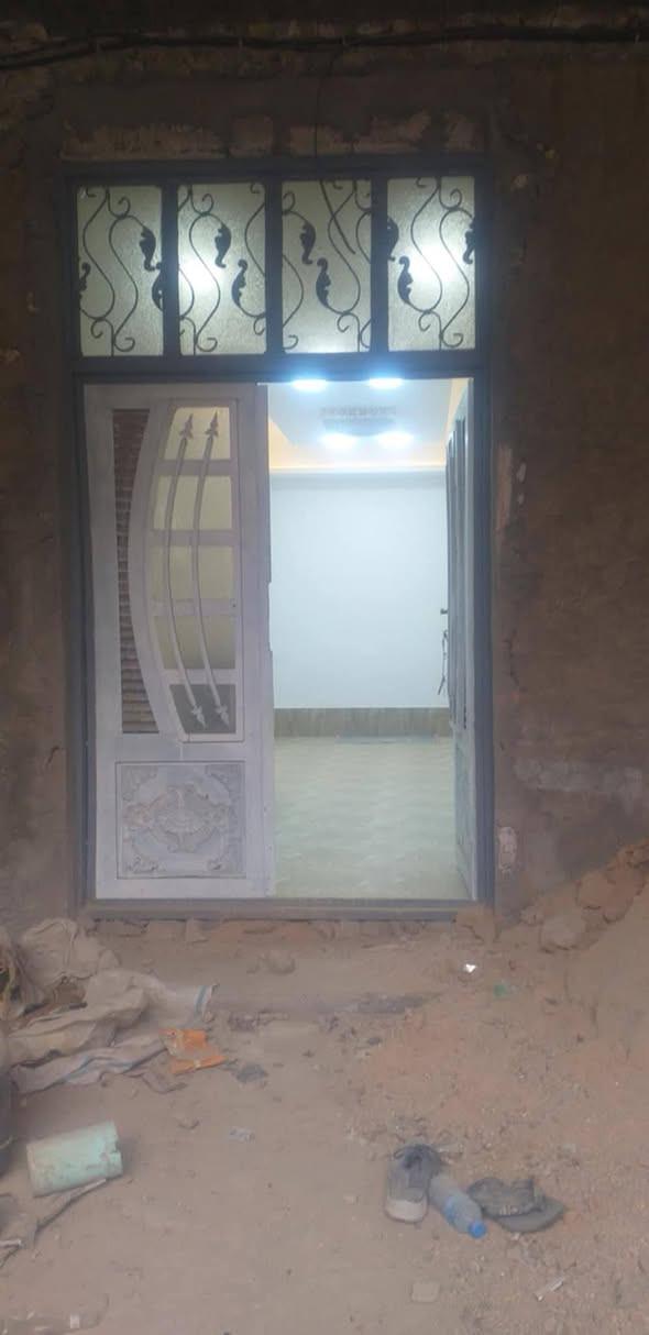 بيت للبيع المساحة 125متر طابقين طابو صرف السعر 85 مليون 
الطابق الارضي غرفة ومطبخ وصالة كبيرة وصحيات عدد 2 

الطابق الثاني غرف عدد 3 وصحيات عدد 1

البناء الارضي حجر والطابق الثاني بلوك 

الدار كامل تاسيسات الماء جاهزة وتأسيس كهرباء جاهزة 

وحسب ما مبين بالصور 

الدار يقع في هيت - حي الإطفاء قرب مخازن تربية هيت 

يبعد عن الشارع التجاري  5 أمتار

للتواصل مراسلة الصفحة خاص


**إذا كنت صاحب هذا الإعلان وتريد حذفه لأي سبب، رجاءا أرسل رسالة إلى الدعم الفني**