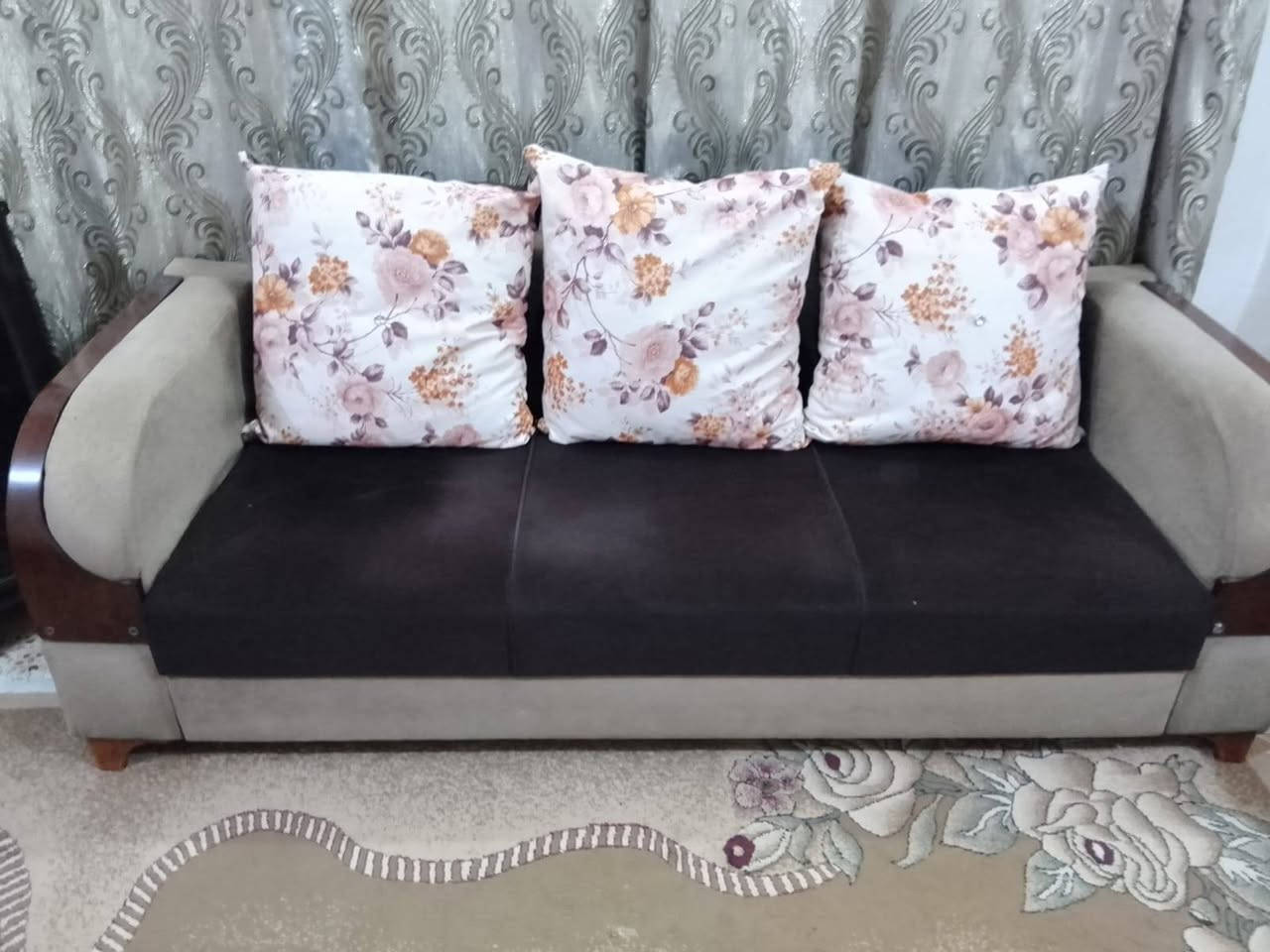 تخم للبيع لاخسف ولاكسر 
سعره ٢٣٠ 
***********
