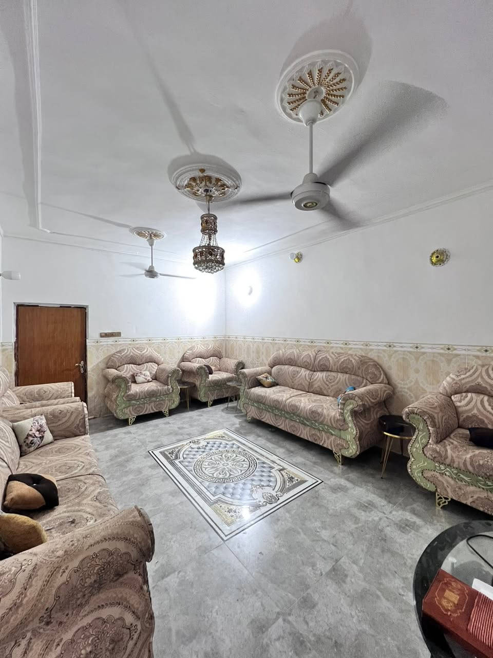 بيت مساحة ٢٤٠م طابو زراعي سند ٢٥
الطابق الاول سويت (غرفه + صحيات) + غرفه + استقبال + هول + مطبخ بارد + صحيات  داخليه وخارجيه كامله وممر يودي الى المطبخ الحار +طارمه
الطابق الثاني 
غرفتين كبار كلش  +بلكونه+ صحيات + غرفه مخزن +سطحين 
 العنوان غرفه التجارة نزلت العيد الفرع مقابل سونار الحديث بعدها ثاني فرع يسرى اخر بيت
المنطقه مجاري + تبليط لحد باب البيت + انترنت ضوئي اي خدمات موجوده
***********
