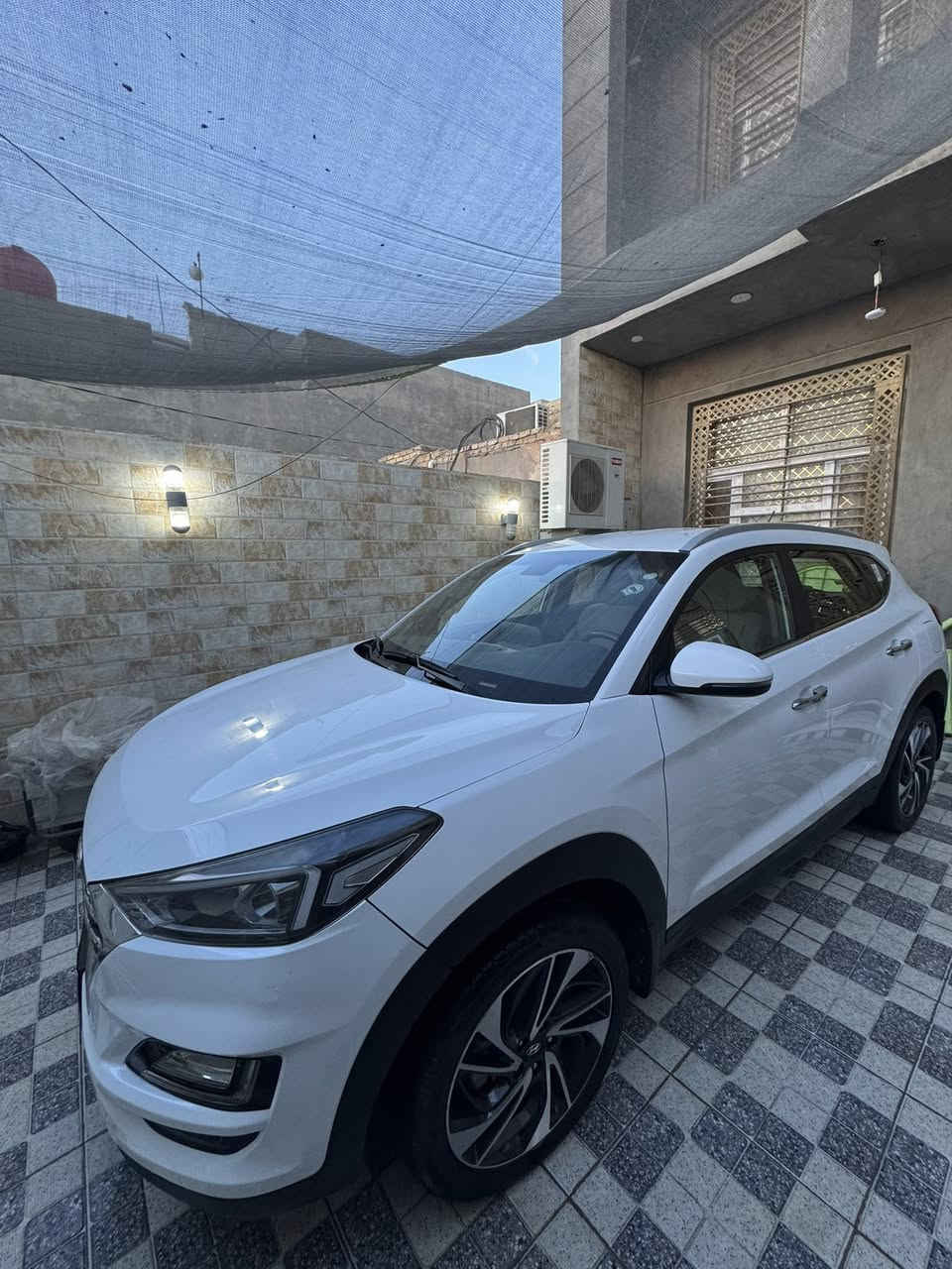 توسان ٢٠ خليجي جيكي
ماشيه ٨٥ الف 

فوول ما عدا البانوراما 

سايد بريك باليد 

كشنات كهربائي

مكينه كير مكفولات برغي ما مفتوح بيهن

حداديه جديده منظومة تبريد جديده 

جاهزه من كلشي 

بيهه باردات بسيطه جداً بجهة عكس السائق 

السعر ١٧٠ وبيه مجال حق الجيه فقط 

مكاني ديوانيه 

***********

