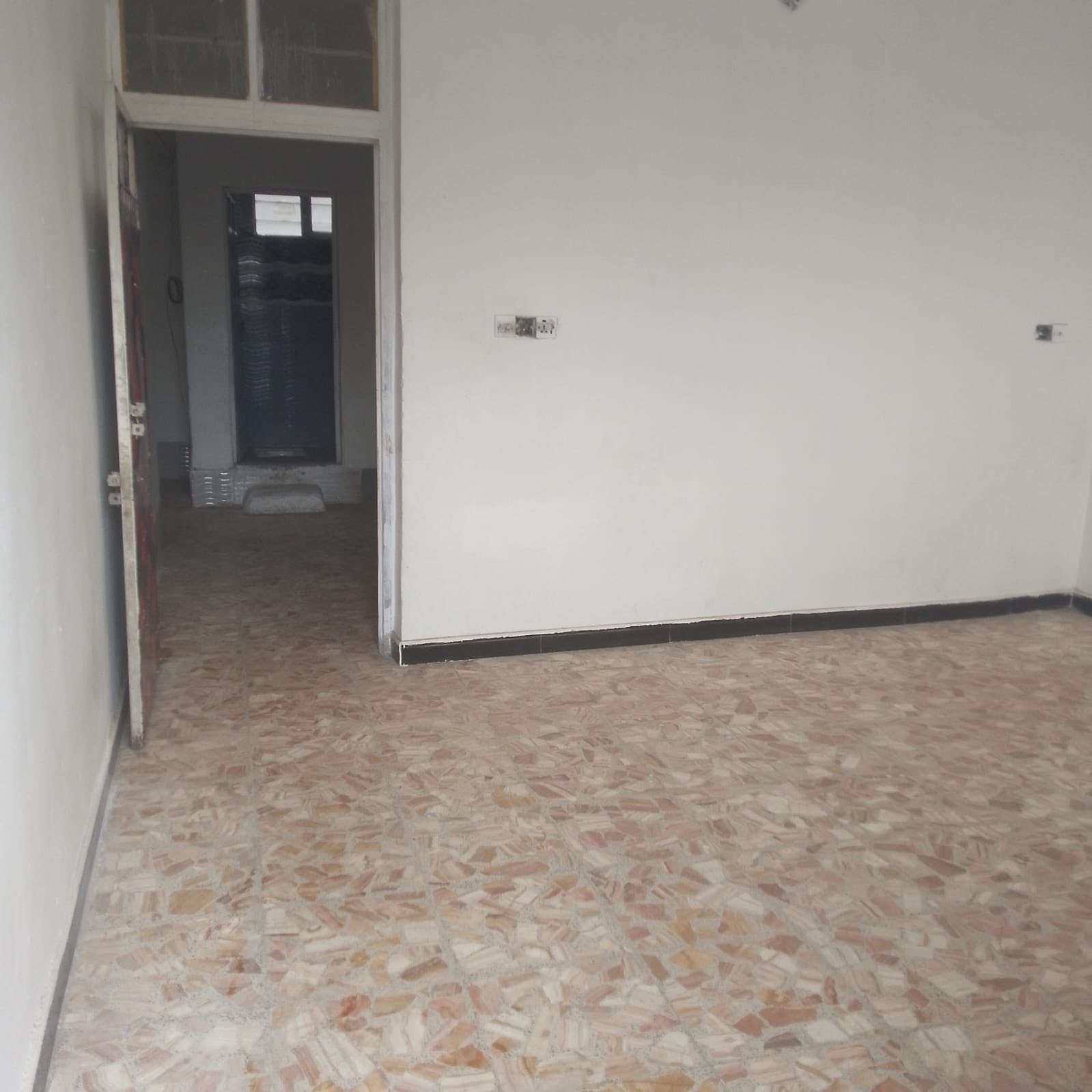 السلام عليكم
شقه للايجار الطابق الاول مكون صاله + مطبخ مستقل + غرفه نوم + خدمات  بالكونه على الشارع العام 
البلديات تقاطع الكهرباء للاستفسار الاتصال ***********
السعر نهائي قفل بدون عمله 300 الف مراجعه مكتب التساهل للعقار
