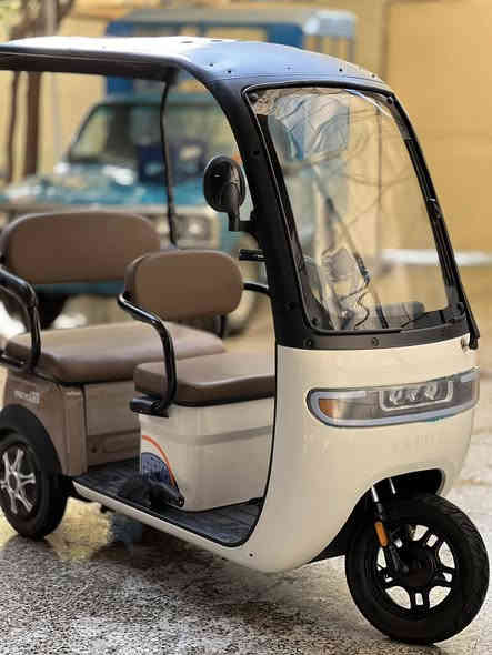 #للبيع_دراجة_ثلاث_عجلات (مقعدين + بيكب) 
حالة ممتازة ونظيفة، استخدام خفيف جدًا.

المواصفات:
• مقعدين مريحة
• بيكب خلفي واسع للحمل
• ثلاث عجلات ثابتة وقوية
• قيادة سهلة ومناسبة للكبار والصغار
• شكل مرتب ولون حلو

السعر: مليون و ٢٠٠ وبي مجال 
الموقع: بغداد – الكاظمية 

للاستفسار: تواصل خاص أو واتساب ***********
