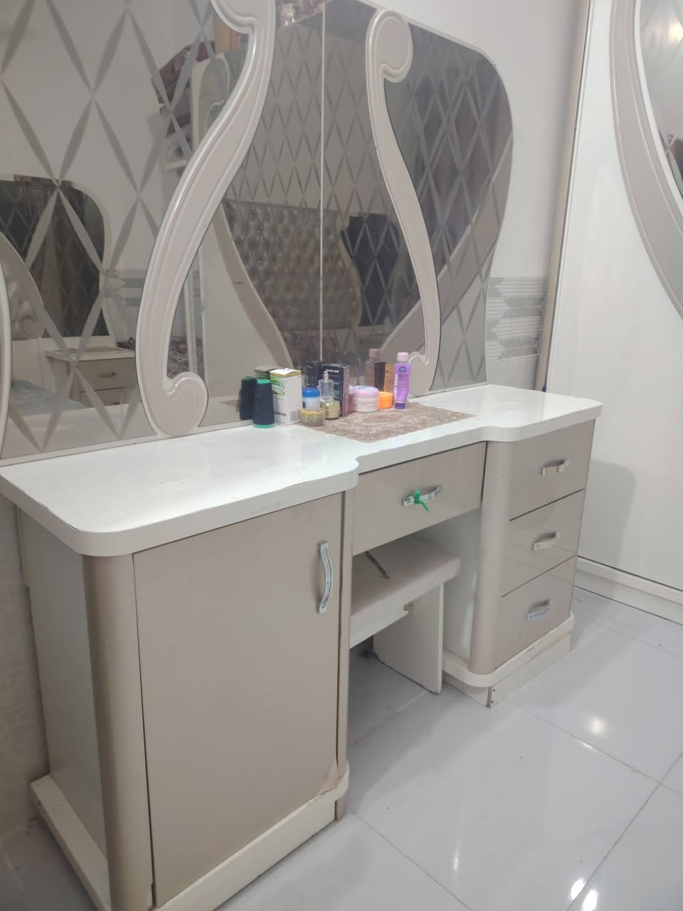 غرفة تركي تفصال مستعملة نظيفة المكان النجف الاشرف حي النداء شارع مجمع بيتي السعر 500وبيها مجال بسيط رقم تواصل***********
