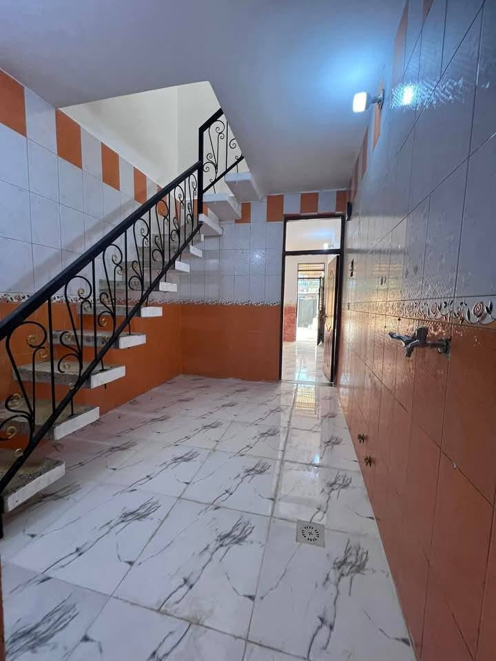 السلام عليكم يتوفر لدا مكتبنا مشتمل للبيع المساحه 35متر طابقين يحتوي على غرفتين نوم فوك وجوه استقبال ومطبخ وخدمات موقع المشتمل الشعب قرب سوق شلال قرب شارع عدن شارع عريض عرض الشارع 25متر ورصيف 8امتار موقع جيد جداً الاستفسار مكتب الشعب للعقار ***********
