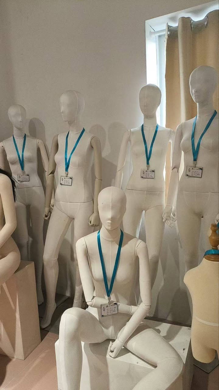 #Largemodel 
#mannequin
#femalemannequin
#malemannequin
#fullbodymannequin
#clothingmannequin
#shopmannequin
#displaymannequin
#fashionmannequin
#retailmannequin
#mannequinfactory


**إذا كنت صاحب هذا الإعلان وتريد حذفه لأي سبب، رجاءا أرسل رسالة إلى الدعم الفني**