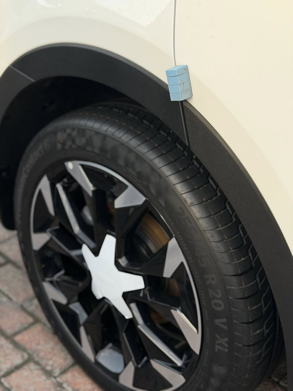 سورنتو 2025 اخت الزيرووو
مرقم بغداد كامل بسمي تايرات بعدهن بخط الشركه 
فابلون شركه بعده على وضع الزيروو 
مواصفات داته شو ويل 20 شاشا كبيره 
بصمه تشغيل عن بعد دبل كامره 
ماوس بردات ابواب جنطه كهرباء 
فولل وبعد بيه هواي مواصفات 
السعر 335 
العنوان بغداد بلديات 
الهاتف ***********
