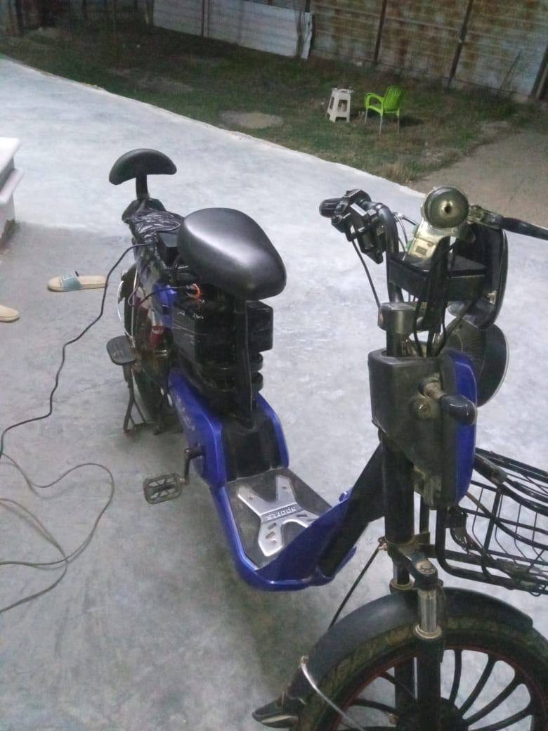 السلام عليكم 
بايسكل شحن للبيع
4 بطاريات
عقل  كلشي مابي 
بطاريات نظيفه 
سرعته اوتوماتيك مو تبديلات
سرعته72
باقي الاستفسارات على الخاص


**إذا كنت صاحب هذا الإعلان وتريد حذفه لأي سبب، رجاءا أرسل رسالة إلى الدعم الفني**