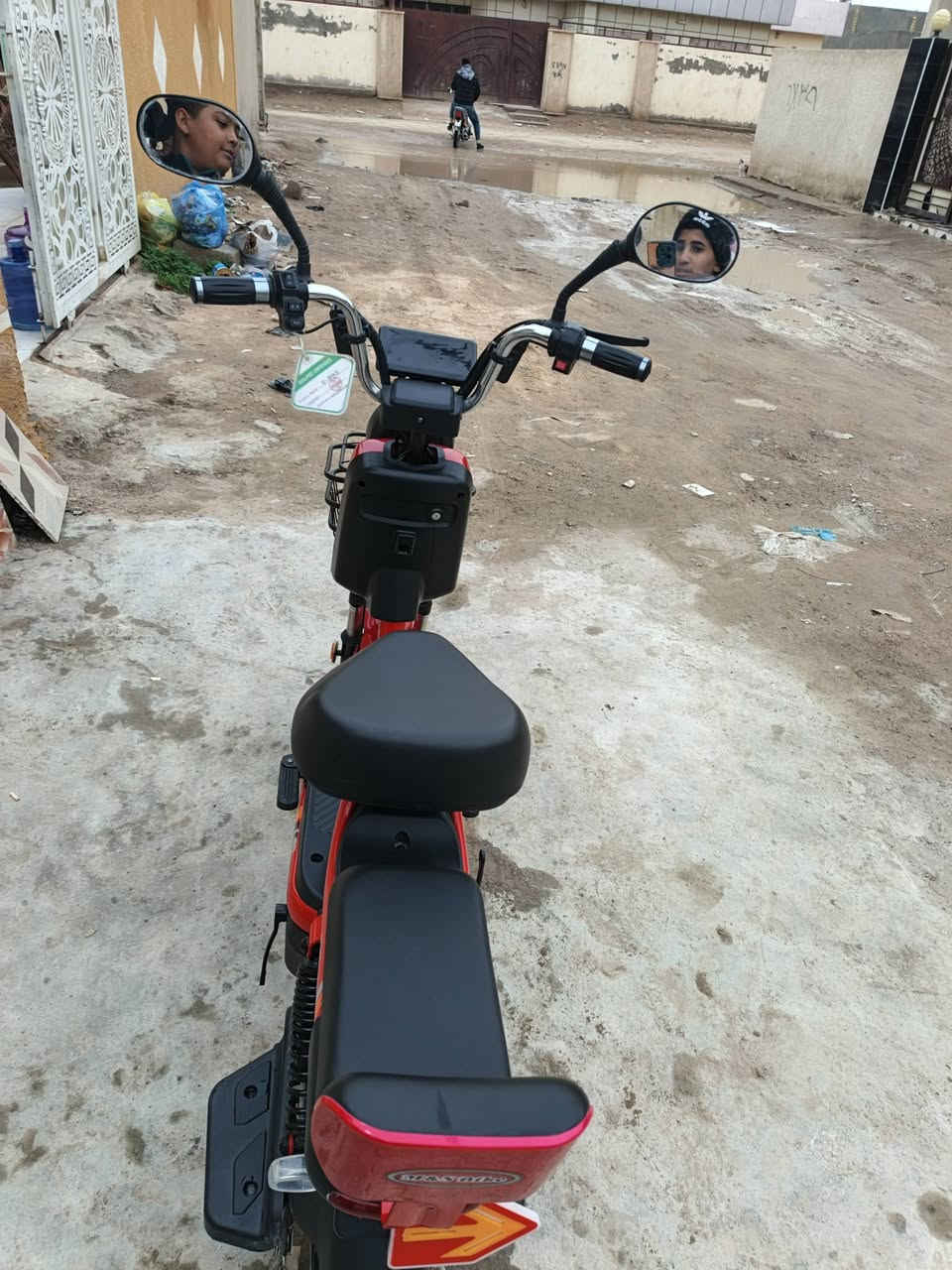 سلام عليكم شباب دراجه شحن للبيع 4بطاريات بيها 2بصمات تشغيل عن بعد وسويجات اربع نسخ مع قفل تاير جهاز انذار  يعني اي واحد يلزمه تكوم دك) اشاره يمنه يسره بريك امامي خلفي  دراجه جديده صارلي سبوع 2من ماخذه ودراجه ما ماشيه هواي السعر 450وبيها مجال مكان كوت ***********واي استفسار اتصل على رقم
