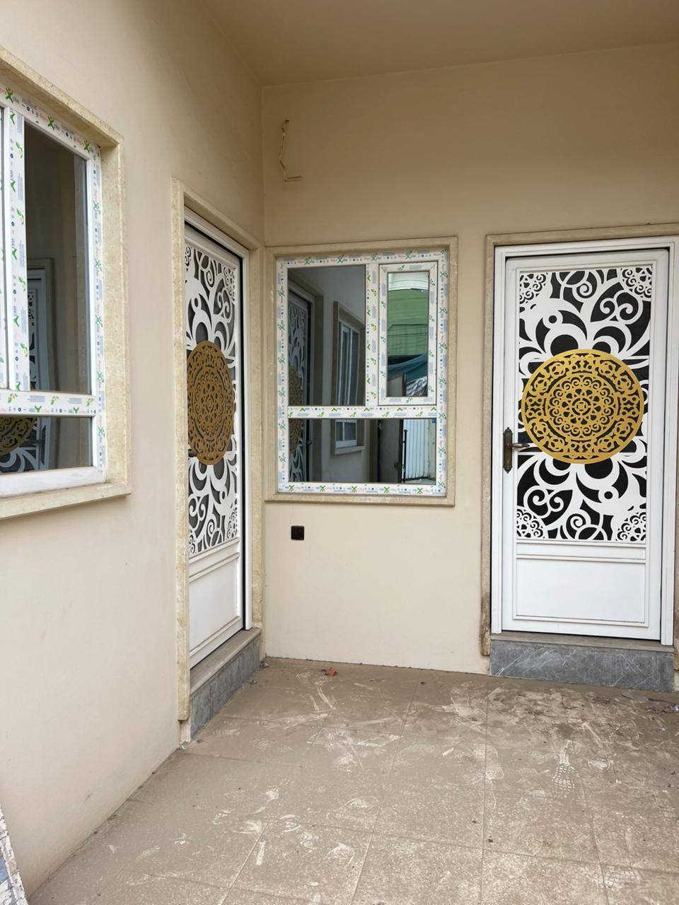 دارن تؤام للبيع 🏠🏠

الموقع 📍 حي الصديق الثانية خلف جامع الطيار 🕌

بناء حديث زيرو تسليم فوري فارغ 🔑 

المساحة 110 متر كل دار ❇️.       واجهة 5 ونص ✨ 

شارع تبليط بعرض 12 🛣️ 

اتجاة الدار شروق ابتدائي 🌤️

تفاصيل الداران طابقين كاملة ✅ 3 غرف نوم 

👈الطابق الارضي/ مكون من/ غرفة نوم/ هول مفتوح استقبال/مطبخ/ صحيات/كراج ✨ 

👈الطابق الثاني/ مكون من/ غرفتين نوم/ هول/ صحيات/ بيتونة ✨ 

نظام دكتات وسبالت سقوف ثانوية كما هو موضح بل الصور 📸 

للاستفسار اكثر عن العقار الاتصال على الارقام التالية 👇 

***********.📱 *********** 📱

السماك لتجارة العقارات 👉 

 عنوان المكتب 📌 حي الصديق بعد مرطبات البحرين سائدين الصديق الرئيسية مقابل مدرسة تبارك الاهلية 👍
