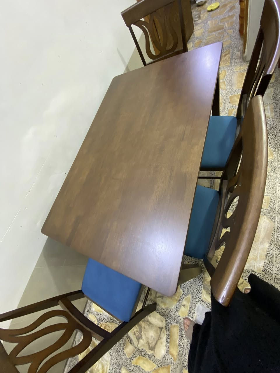 ميز طعام اول البارحة اشتريته سعره 650 لكن ابيعه 450 نهايته بدون اي عملة خشب زان تركي  ما رهم عالبيت  
للتواصل ***********
