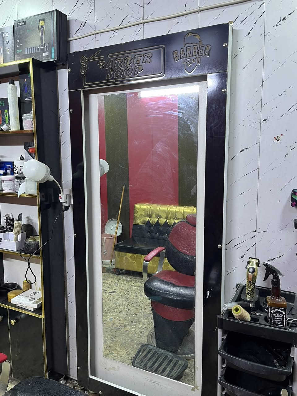 السلام عليكم مرايتين السعر ١٠٠ وفاترينه٥٠  وكراسي
ثنين الذهبي نضافه فول١٢٥  والكرسي الاسود بي ملعب شغال الجك والكير ٧٥ وتخومه ثنين ب١٠٠ وميز نضيف كلش ب٥٠ وعربانه ب٤٠  مثل ما موضح بالمقطع تكَلبهن وتاخذهن بيهن مجال حگ الجيه وذا تاخذهن كدهن شلع اتساهلك بيهن 
راسلني خاص او هذا رقمي *********** 
مكاني سبع قصور يمجامع الامام علي
سبب البيع ابدل الديكور
