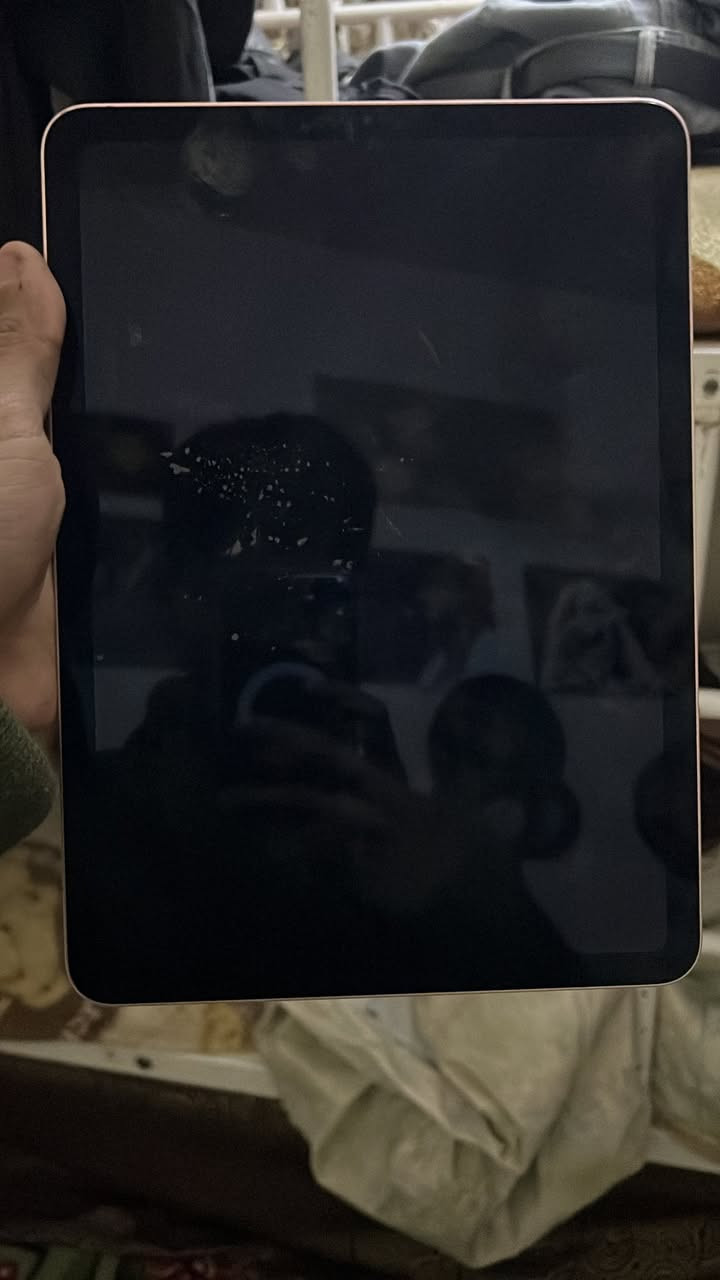 Ipad air 4 
ناسي شكد بطاريته وناسي شكد ذاكرتة
الجهاز يرادلة شاشة وتخطي ايكلود لان ناسي ،
جهاز فقط دون ملحقات 
امريكي
تواصل واتساب 
***********
