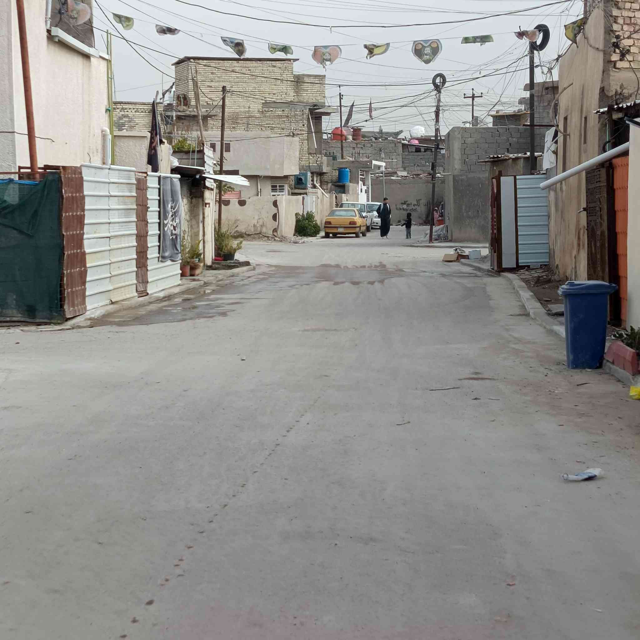 السلام عليكم 
دار للبيع مساحة 100م واقع حال 
يحتوي على كراج + استقال + حولي + صحيات + منور غرفه نوم + سطحين 
بناء طابوگ.. عالي عن الشارع كلها سيراميك وكاشي 
سند اصفر 
حي البساتين حي السلام
من جهة المستوصف.  نهاية فرع اسواق العائلة 
اكثر استفسار اتصل 🗣📲📞
***********
