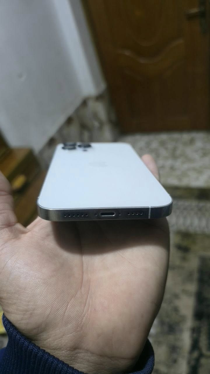 السلام عليكم من رخصت الادمن 12 برو ماكس جهاز  نضيف شرق اوسط ماستر  A/AA بطاريه 77 اطيك ضمان بجهاز تاخذه من بيتي بدون صرف ملحقاته كارتون الأصلي السعر 500 وبي مجال للشراي الجهاز على أيدي  مكاني حله ***********
