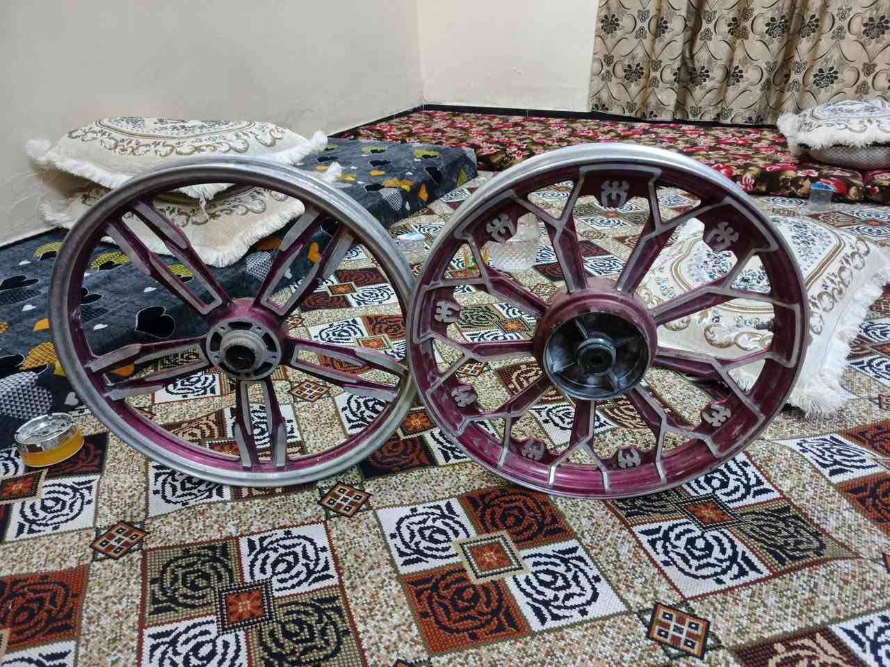 السلام عليكم وياله للبيع عنكبوت خالفي سعره 40 ول الويل لامامي مال 23سعره 35 المكان فلوجه الرقم ***********
