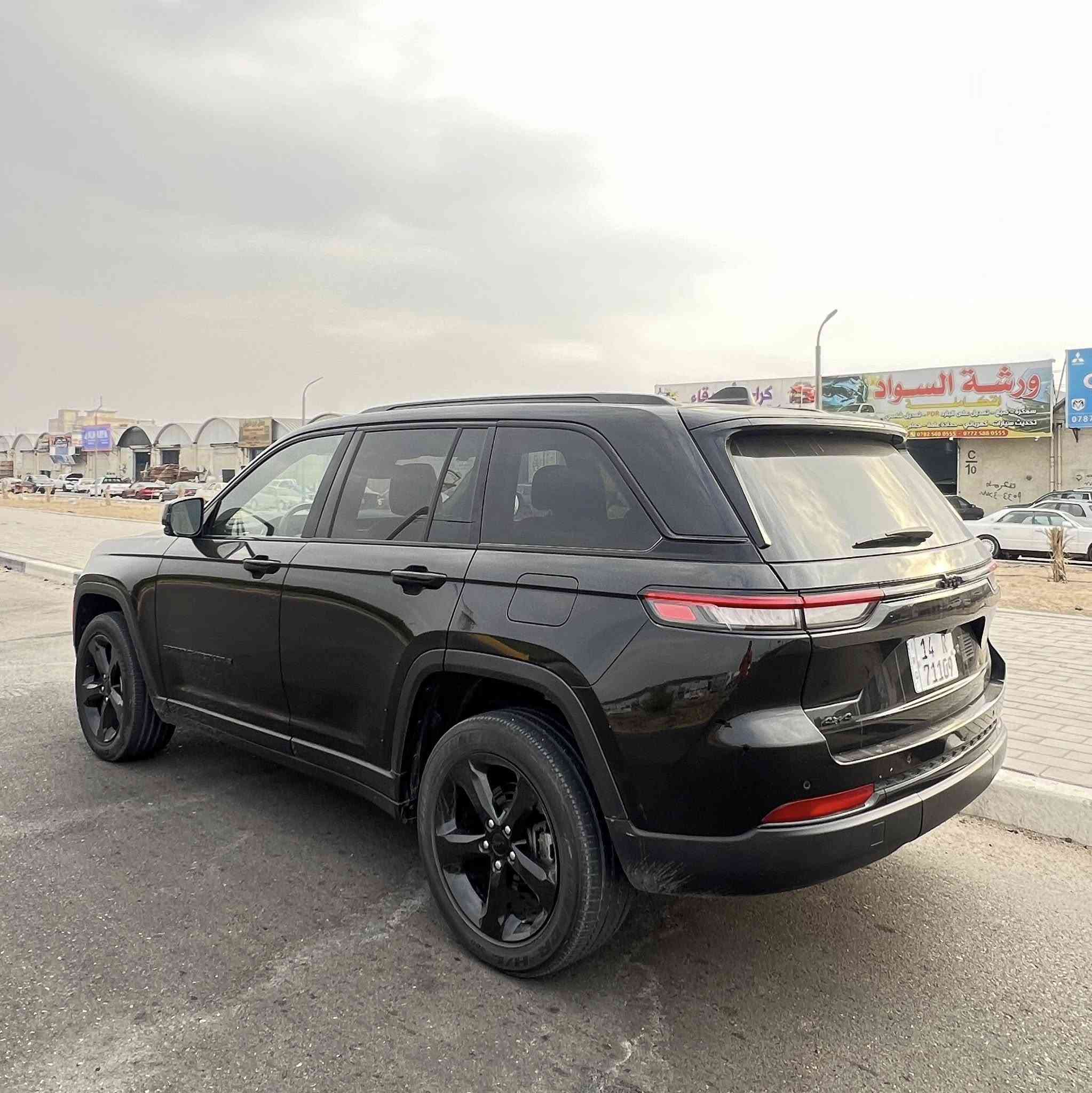 جيب گراند شيروكي 2023  5 راكب لون اسود محرك 3600
السيارة ماشية 43km فول مواصفات 
رادار امامي* نقطة عمياء *شفتات ستيرن *كشنات كنتارة وجلد *شاشة كبيرة كار بلي *شحن لاسلكي *كير طيارة *فتحة سقف سلايت
الضرر جاملغ وبنيد مثل ما موضح بالصوره مصلح وكامل  
السيارة رقمها بصرة 
رقم الشاصي /1C4RJHAG2PC647068
السعر 265$
العنوان /البصره 
الرقم/***********
