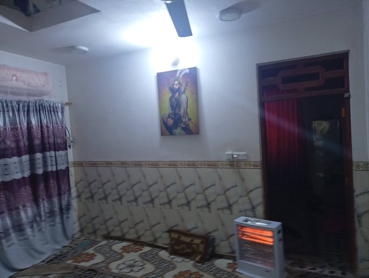 السلام عليكم بيت لبيع المساحة/100/وخمسين /قاطين غرفتين  صاله ومطبخ وستقبال حمام داخلي ومجمع صيحات خارجية كامل من ماء كهرباء ومجاري خارجيه كامل من كل النواحي  قرب مدرسة إعدادية  الحفرية للبنات لاستفسار أتصل ***********ابوكرارالقريشي
