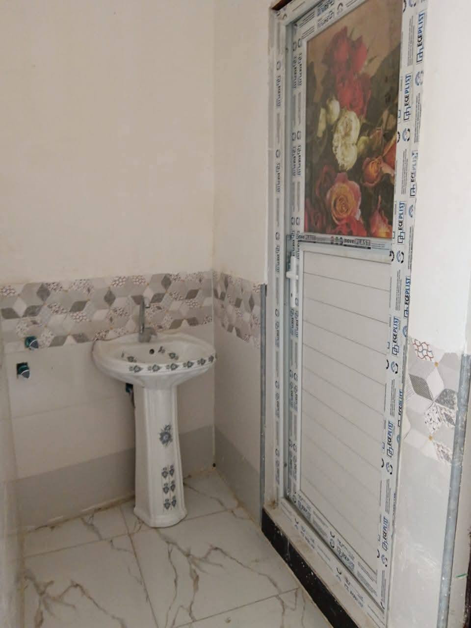 بيت 100 متر مجمع سيد اسماعيل غرفه وصاله واستقبال وصحيات عدد(2) سعر الايجار 250, ***********
