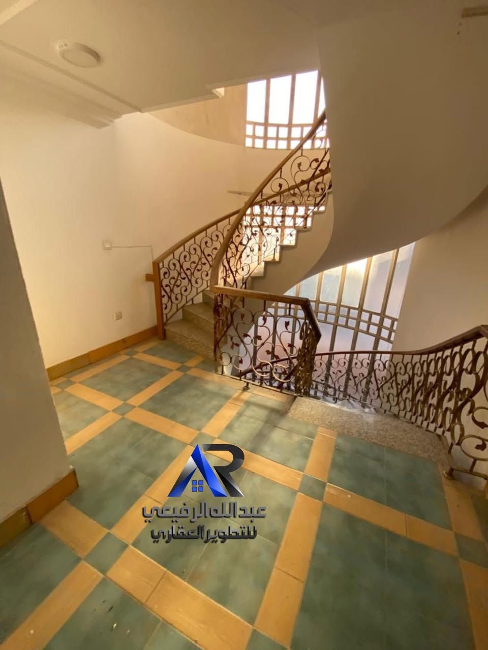 للايجار__في __ السيدية#
بيت مساحة ٢٠٠ متر مطل على شارعين 

يصلح سكني او تجاري 

يتكون من 

٣ غرف نوم 

صالة 

مطبخ 

خدمات صحية

الموقع/ قرب شارع المشاتل 

السعر (( 1200$))  مطلوب مقدمة شهرين 

مكتب عبدالله الرفيعي

للاستفسار الاتصال على الارقام التالية

***********

***********

***********
