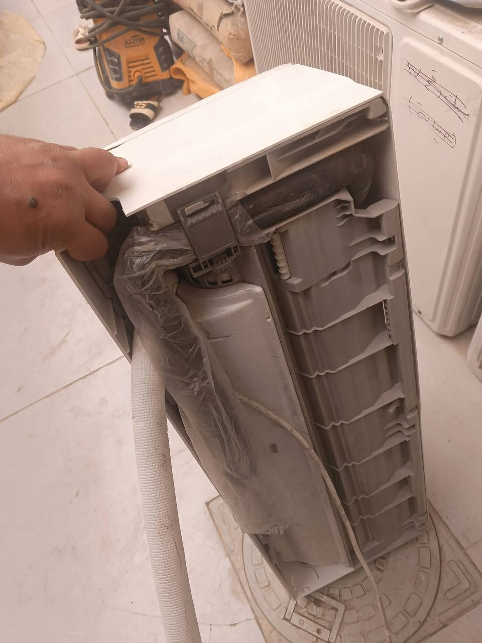 السلام عليكم
سبلت للبيع واحد طن كري غاز 410
جديد بمعنه الكلمه مستخدم موسم واحد 
كامل ملحقات ريمونت بلادي  قاعده بلاديه 
بوري جديد بلادي
مكاني الدوره ويوجد توصيل 
السعر 275
الشراي يتصل


**إذا كنت صاحب هذا الإعلان وتريد حذفه لأي سبب، رجاءا أرسل رسالة إلى الدعم الفني**