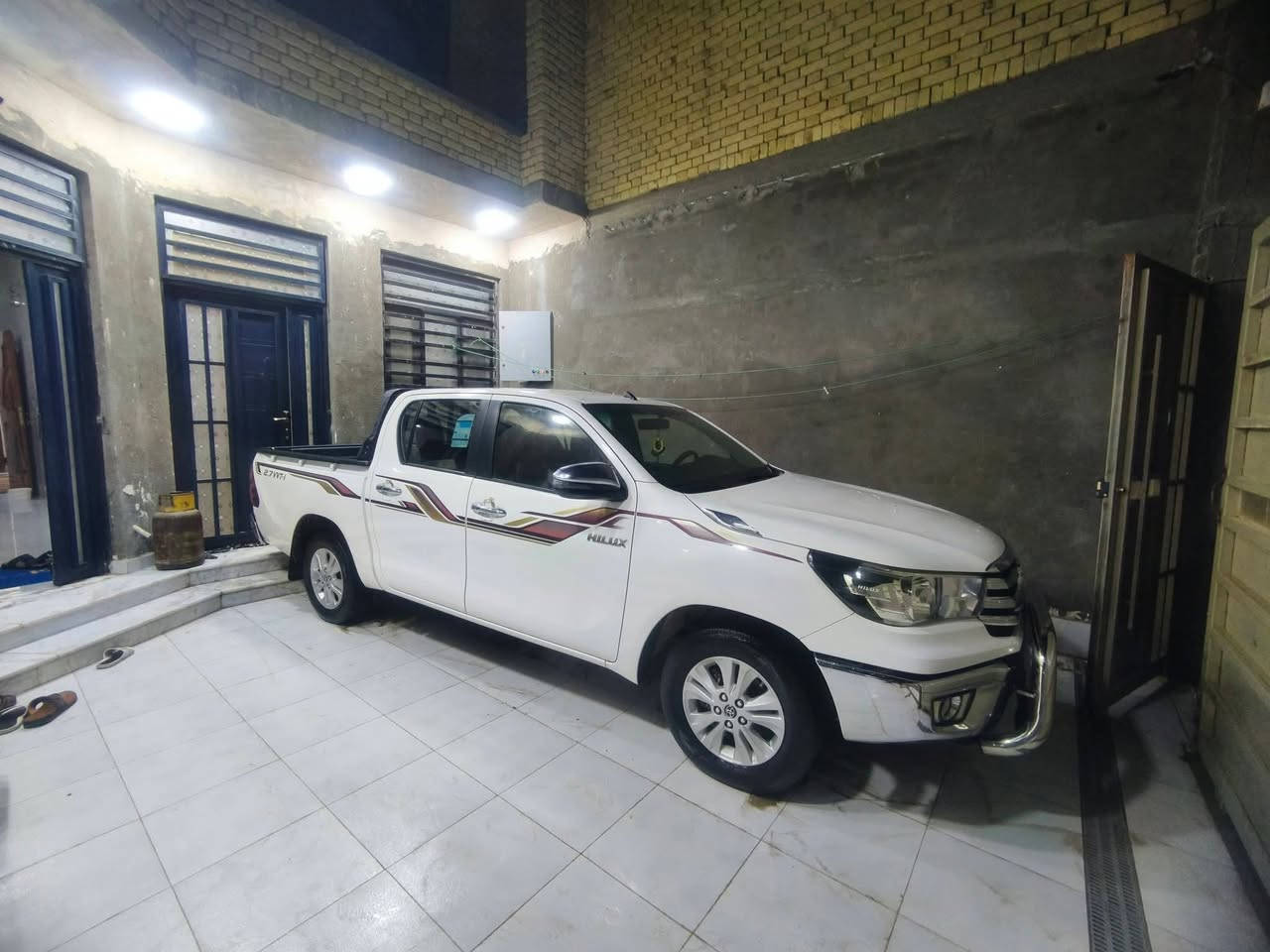 السلام عليكم..
هايلوكس موديل 19 كويتي  رقم واسط بأسمي مشروع وطني مكفولة كفالة عامة السعر 265 وبيها مجال للشراي 
المكان الناصرية المركز
***********
