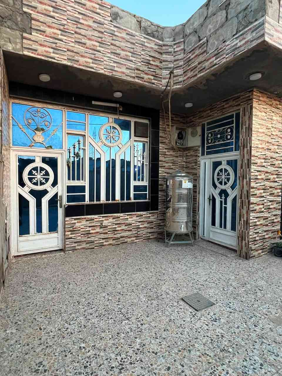 سلام عليكم بيت مساحه ٢٠٠ متر طابقين مكان حي الحكيم قرب مجسر الحاولي رقم ***********

